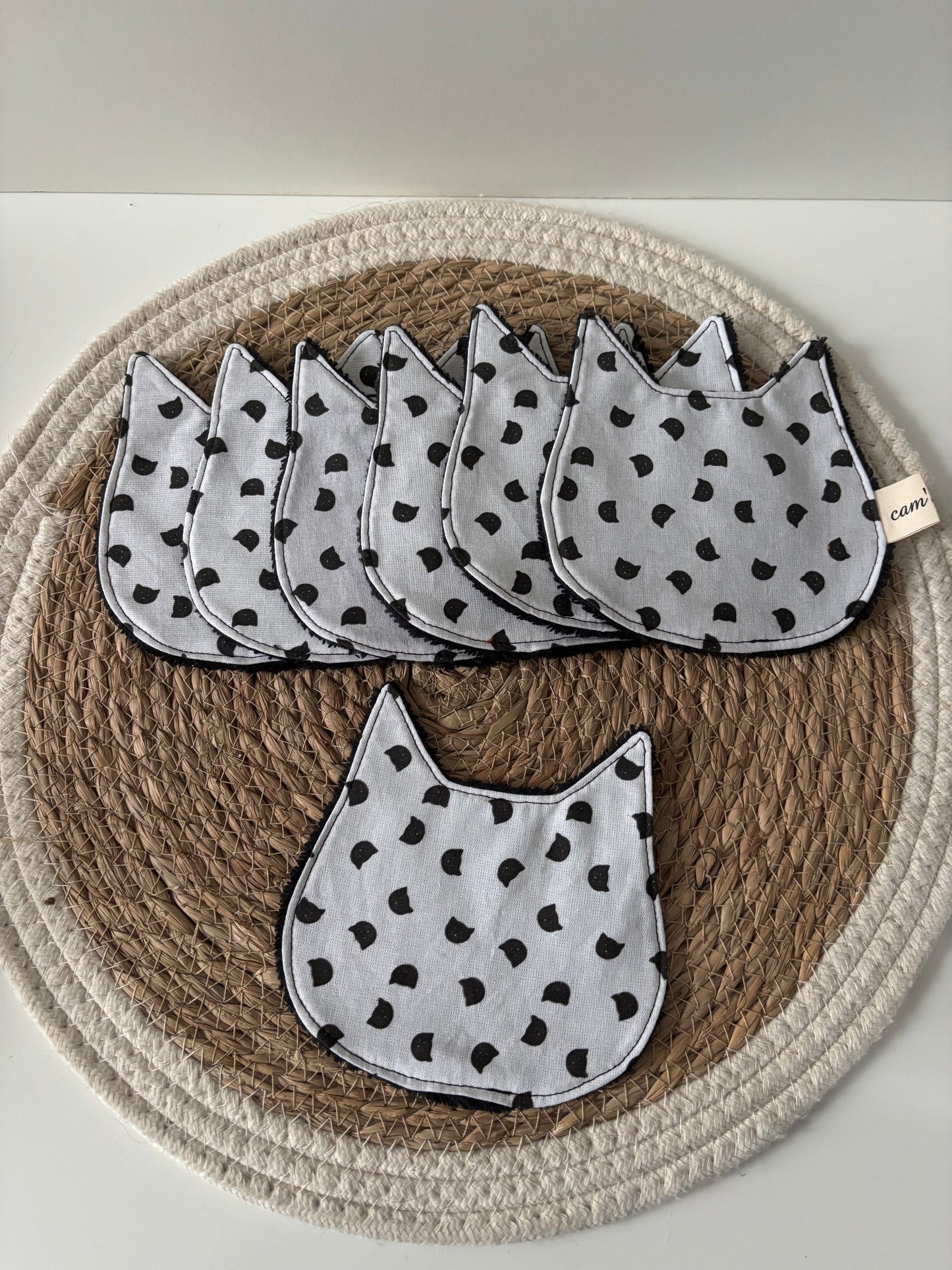 cotons lavables en forme de tête de chat, coloris tête de chat, face coton douce et face éponge bambou absorbante, dimensions 12,5 × 10 cm