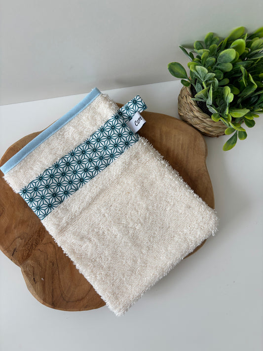 Gant de toilette adulte en éponge écru avec bande de tissu bleu à motifs géométriques, fait main