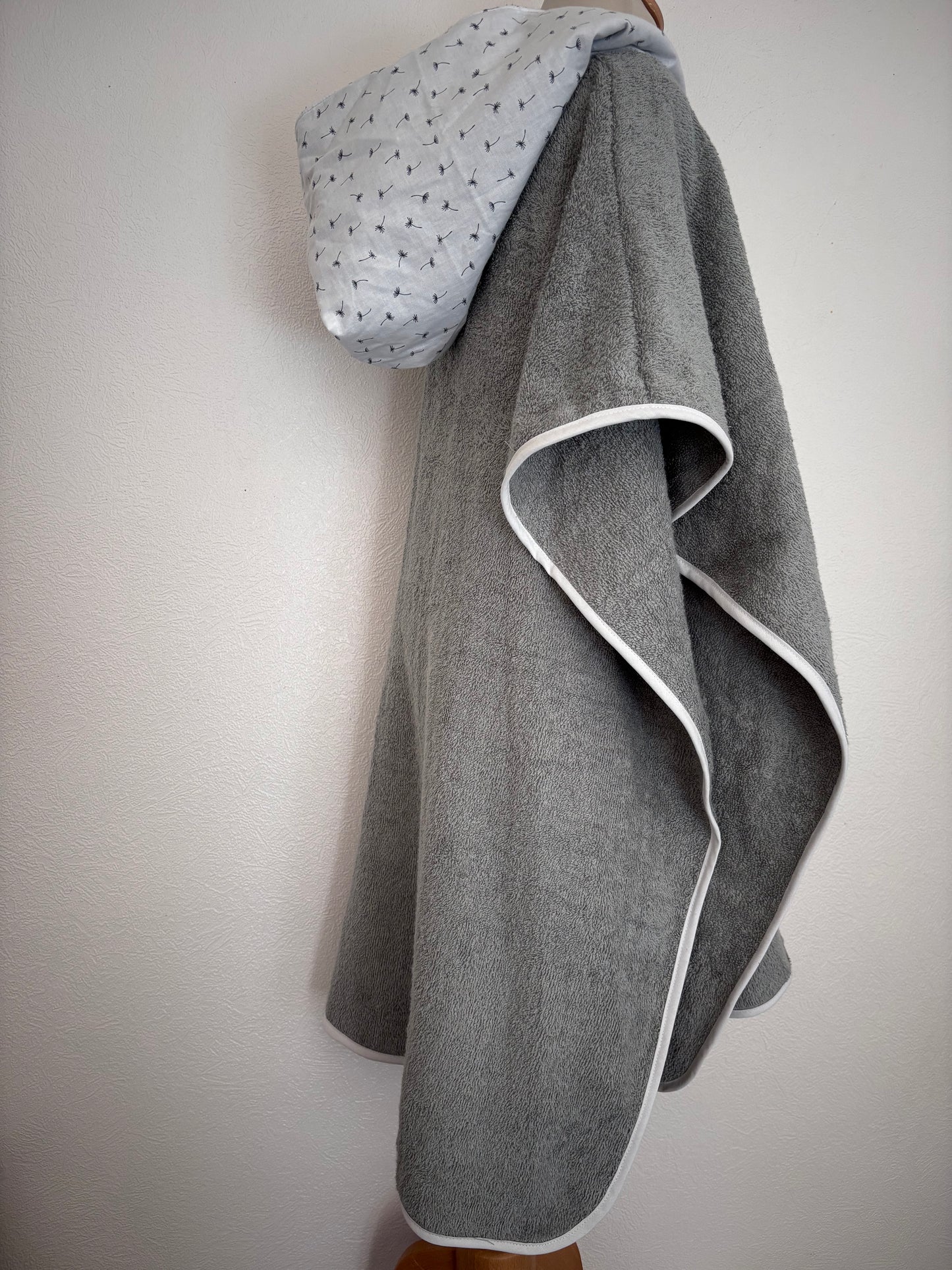 Poncho de bain enfant 10-13 ans vue de côté, coloris gris – Cam’coud