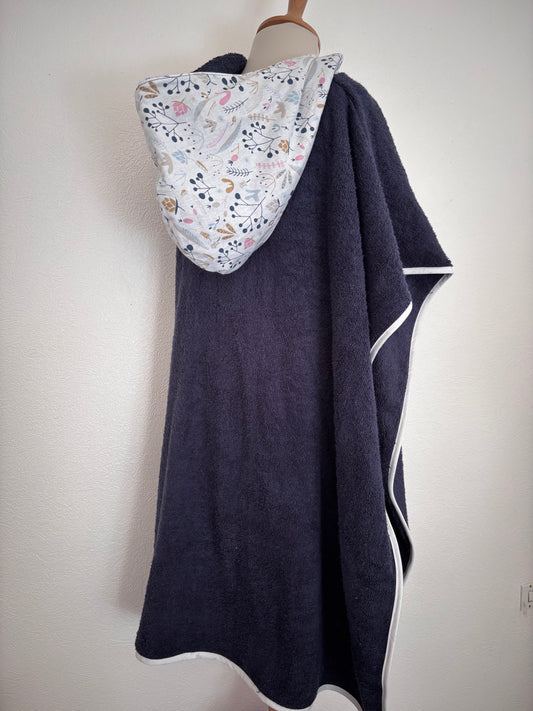 Poncho de bain enfant 10-13 ans vue de dos, coloris bleu foncé – Cam’coud