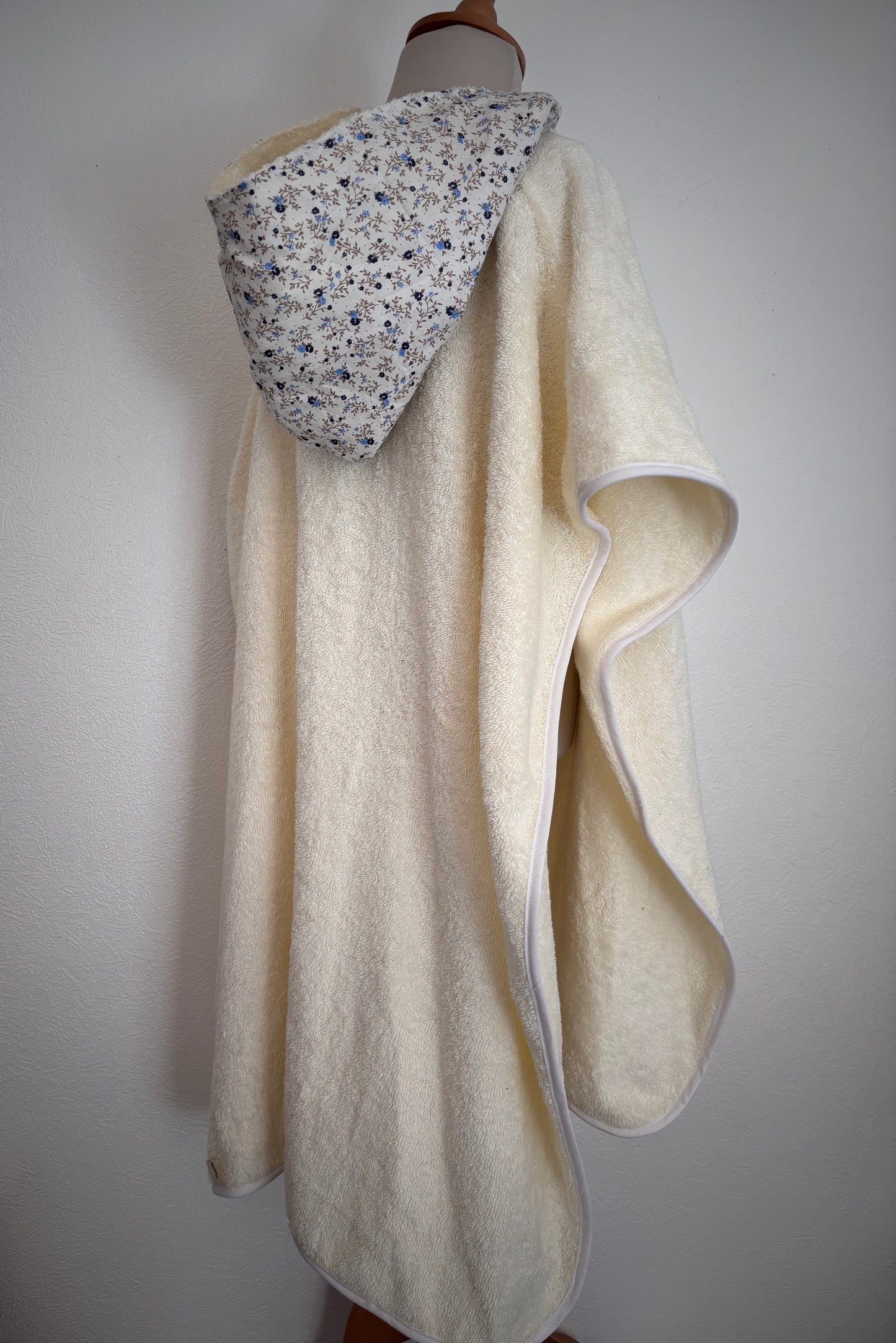 Poncho de bain enfant 10-13 ans vue de dos, coloris écru – Cam’coud
