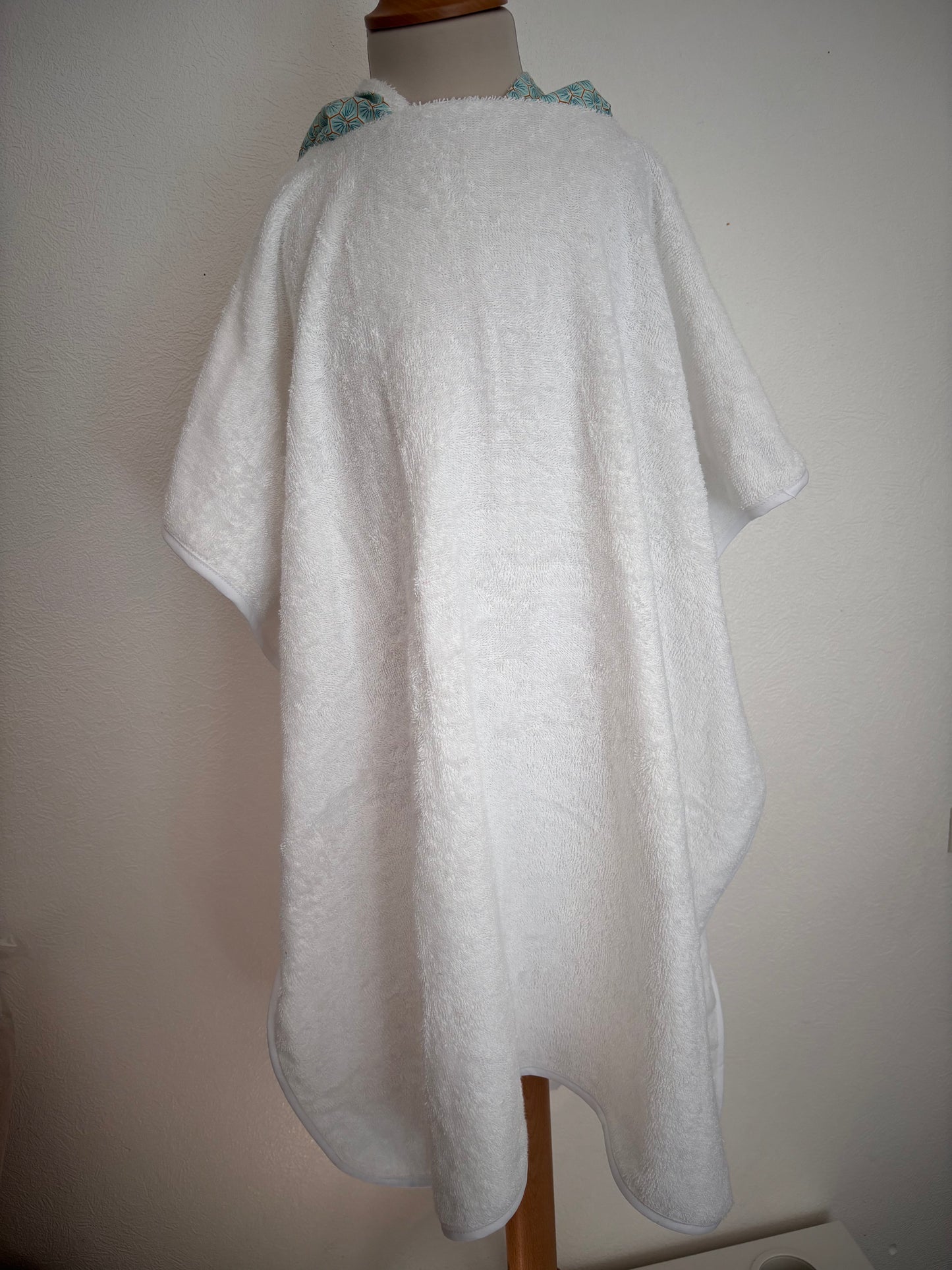 Poncho de bain enfant 10-13 ans vue de face, coloris blanc – Cam’coud
