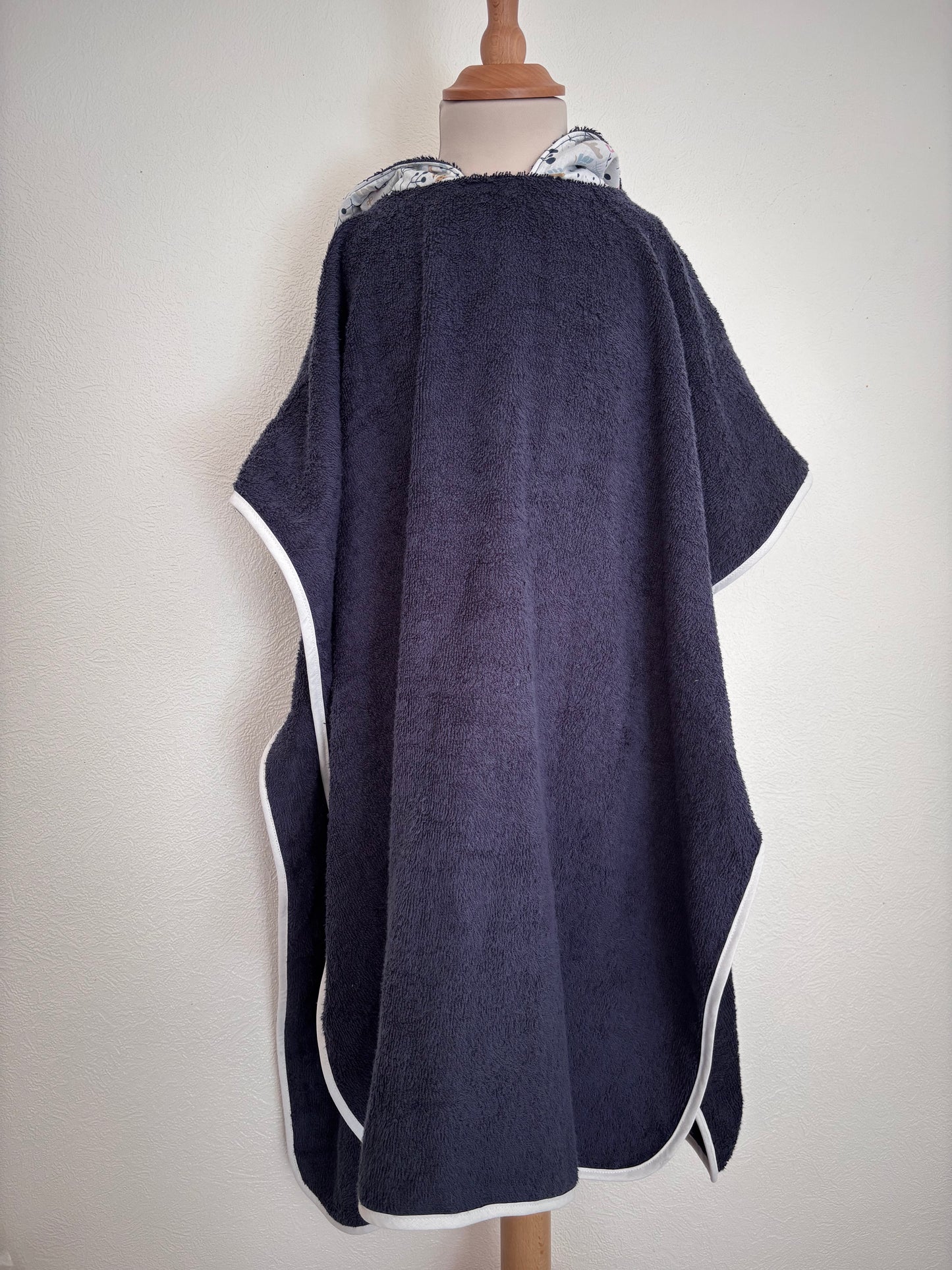 Poncho de bain enfant 10-13 ans vue de face, coloris bleu foncé – Cam’coud