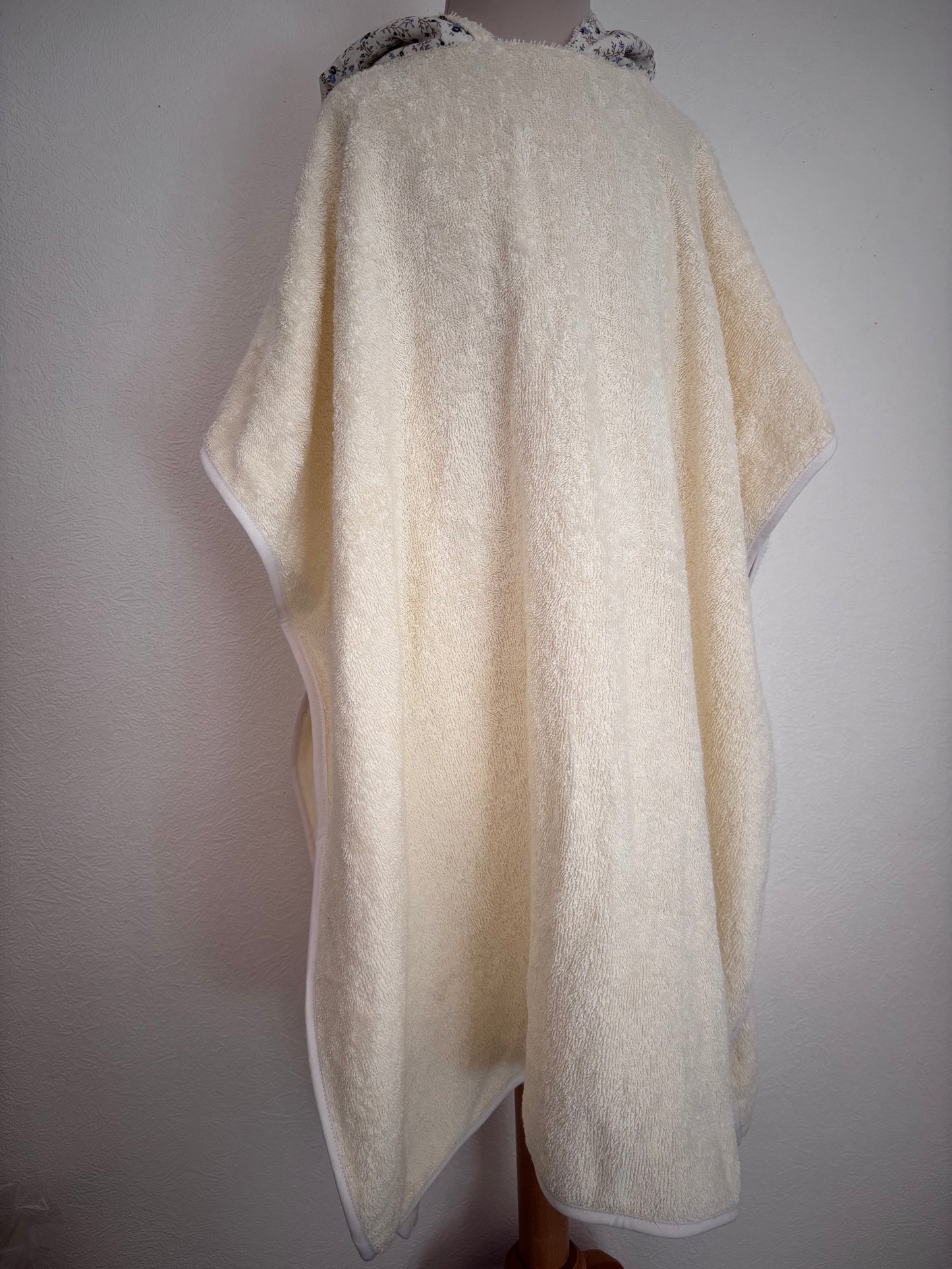 Poncho de bain enfant 10-13 ans vue de face, coloris écru – Cam’coud