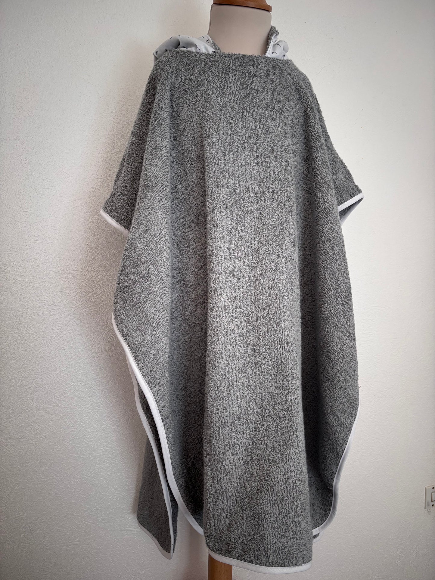 Poncho de bain enfant 10-13 ans vue de face, coloris gris – Cam’coud
