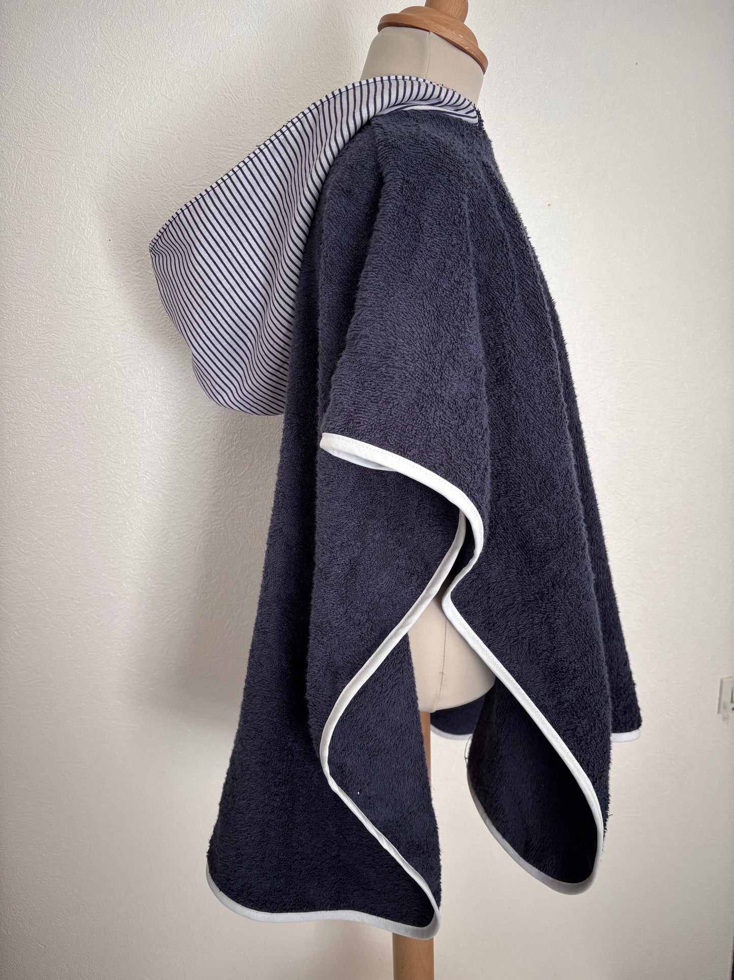 Poncho de bain enfant 3-5 ans - Vue de coté Rayures bleu foncé Cam’coud