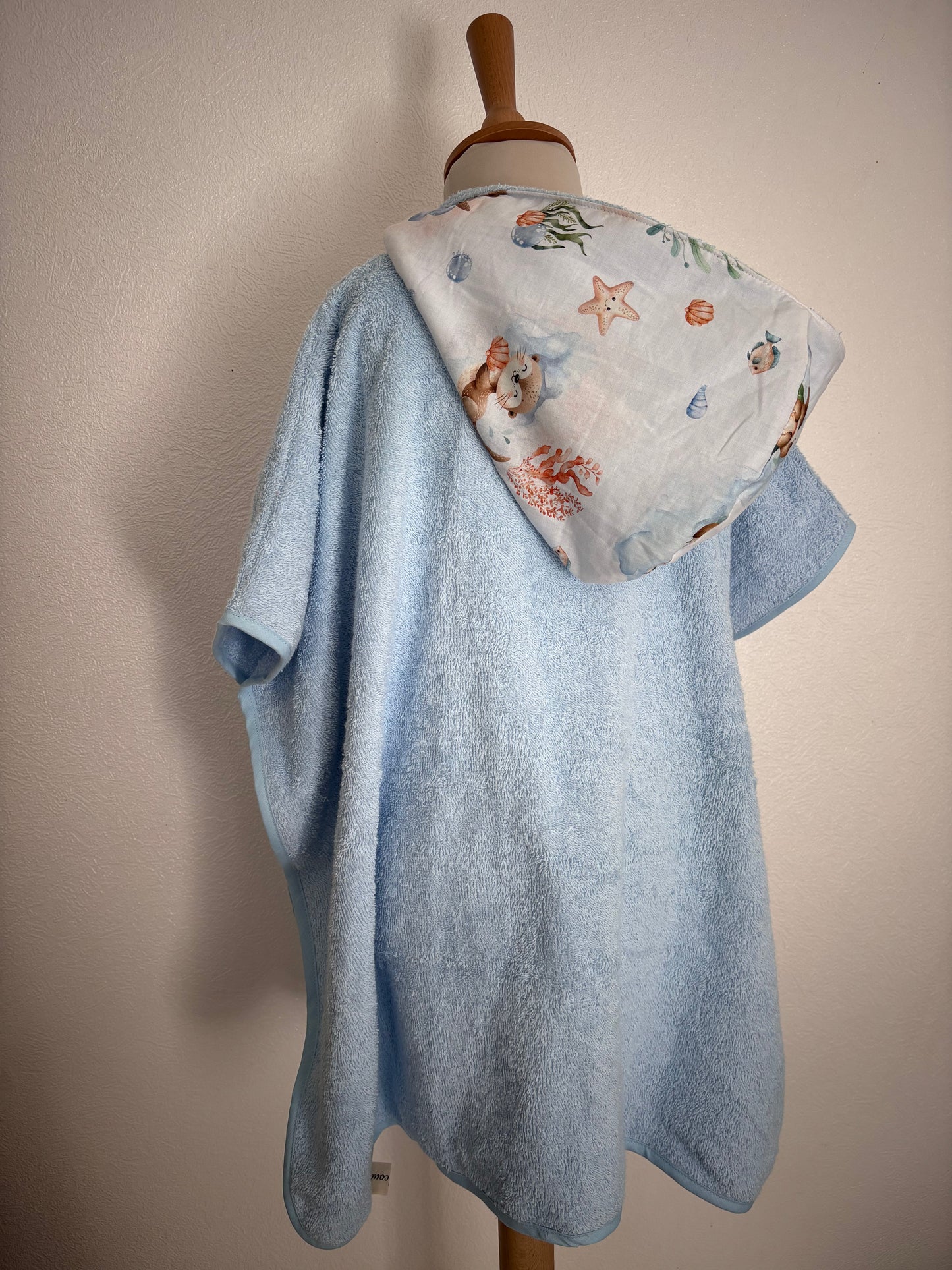 Poncho de bain enfant 3-5 ans - vue de dos -Loutres bleues Cam’coud