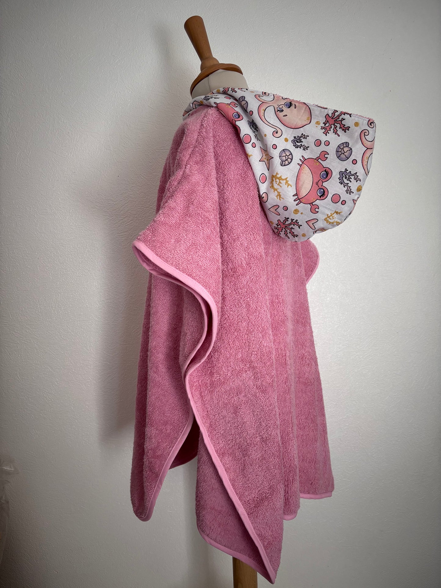 Poncho de bain enfant 3-5 ans - vue de coté - Fonds marins éponge rose Cam’coud