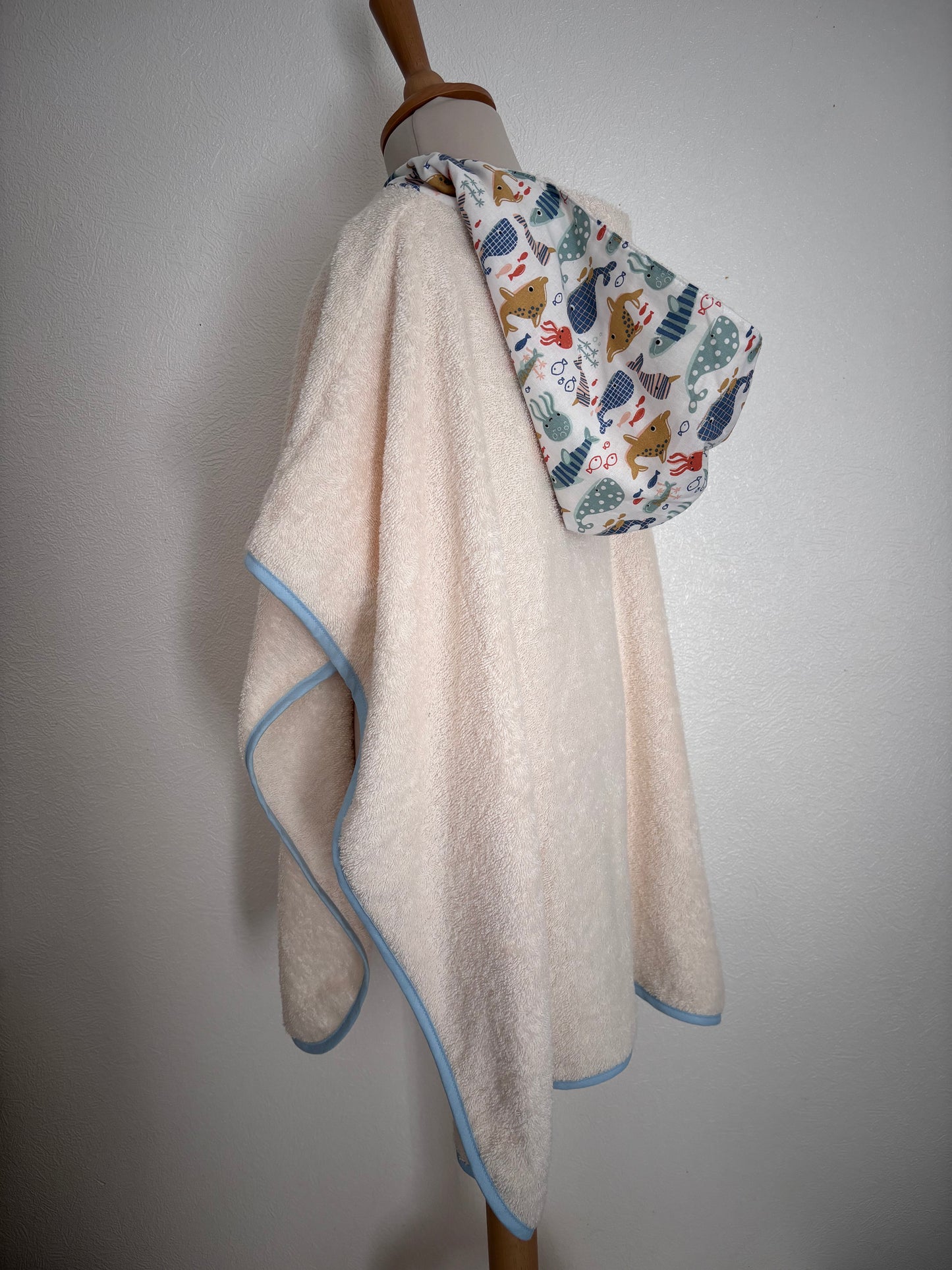 Poncho de bain enfant 3-5 ans - vue de coté -Marin et écru fait main Cam’coud