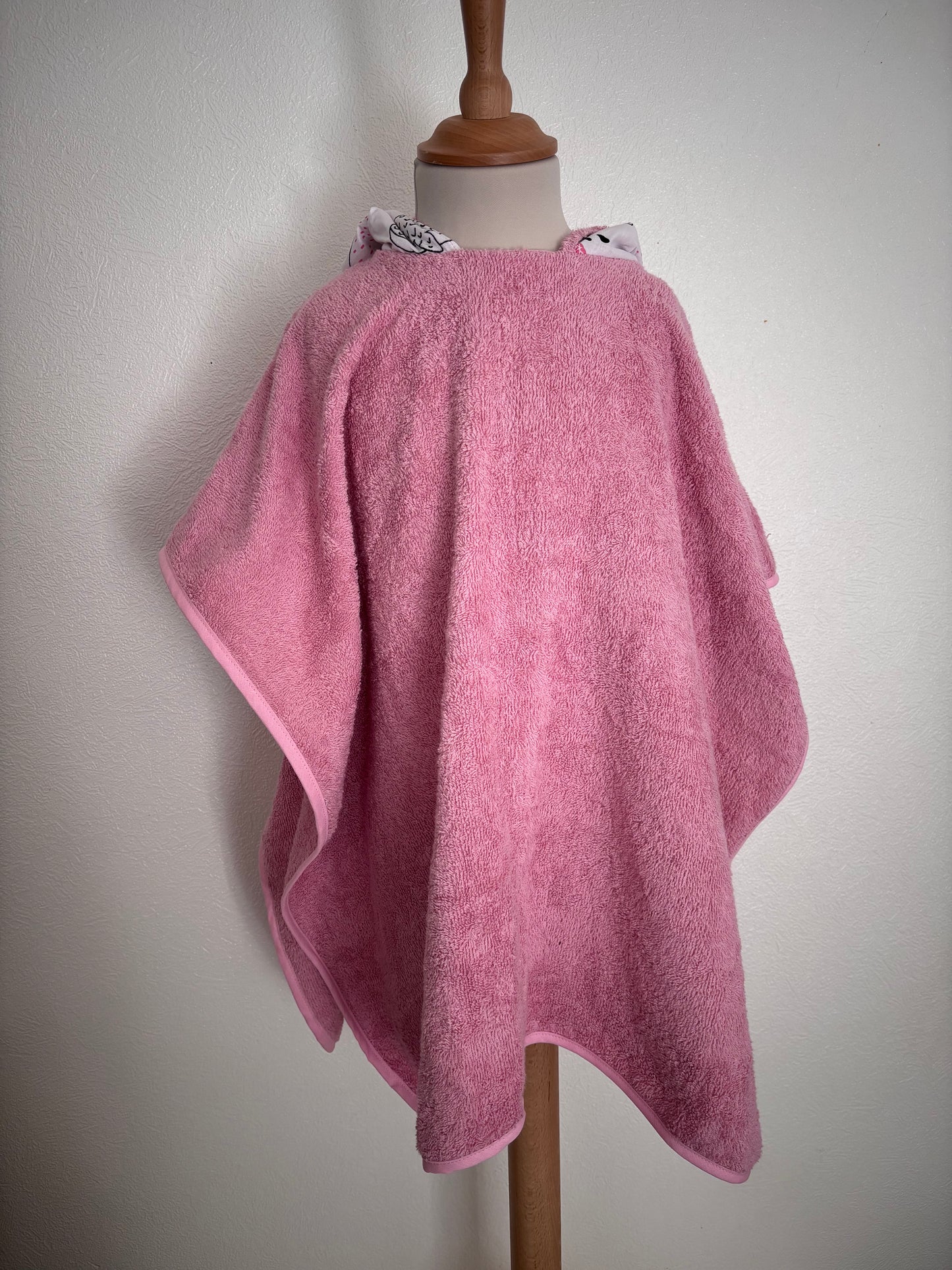 Poncho de bain enfant 3-5 ans - vue de devant -Baleines rose Cam’coud