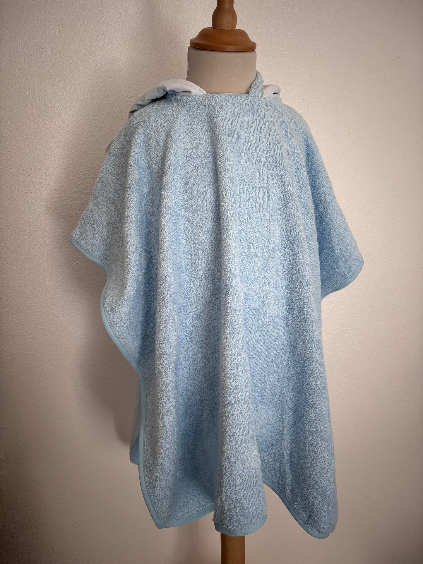 Poncho de bain enfant 3-5 ans - vue de devant -Loutres bleues Cam’coud