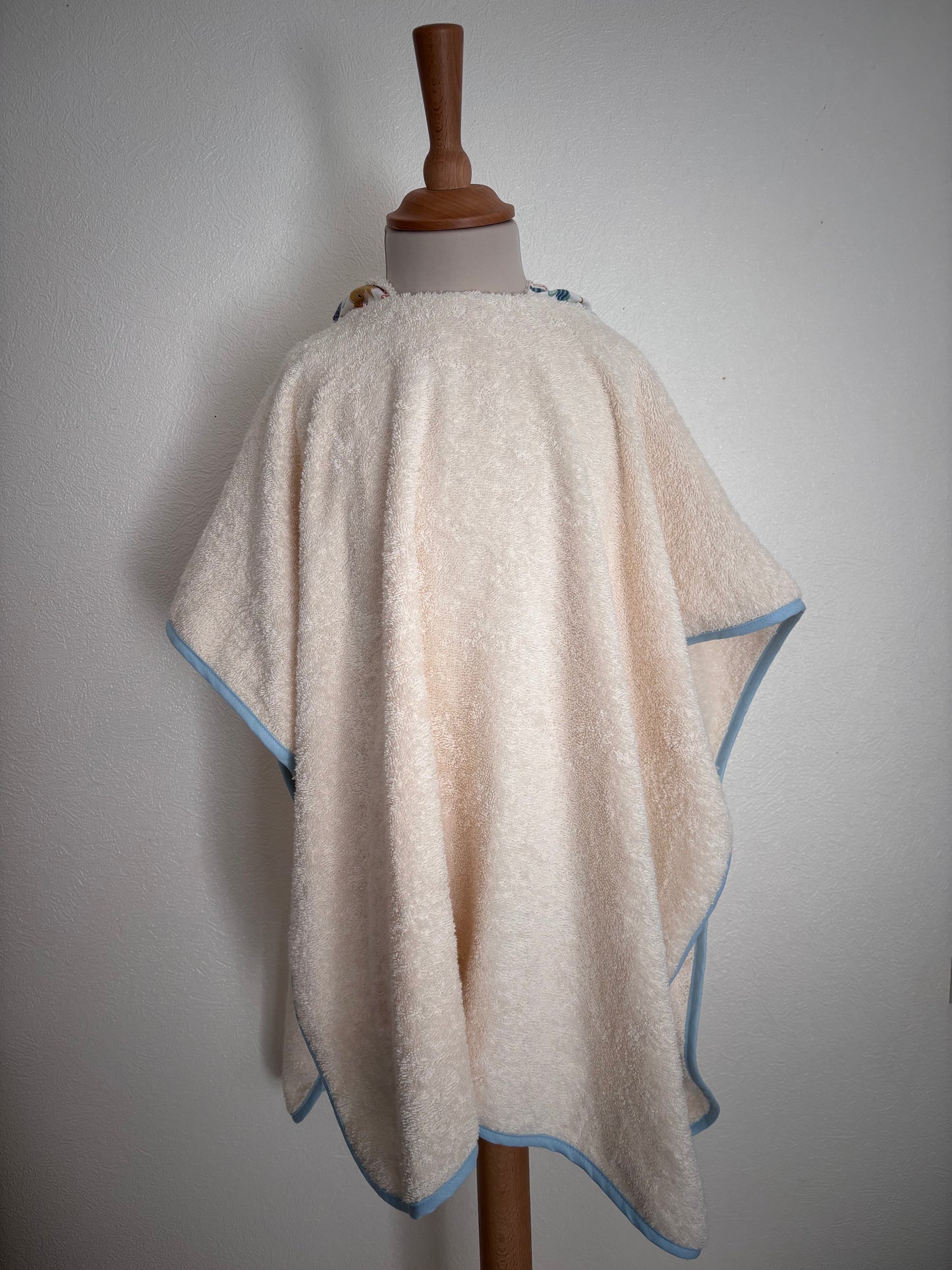Poncho de bain enfant 3-5 ans - vue de devant -Marin et écru fait main Cam’coud