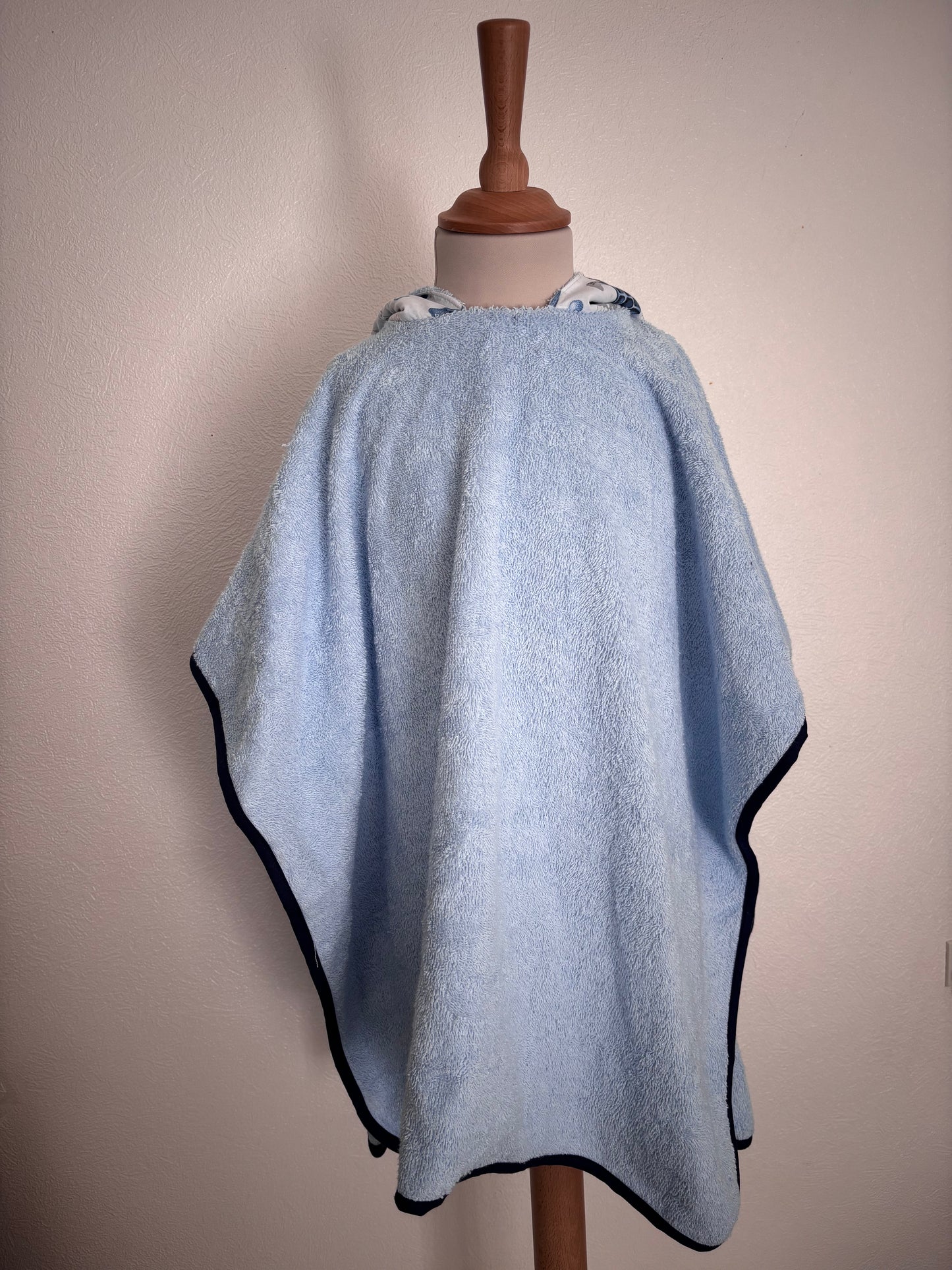 Poncho de bain enfant 3-5 ans - vue de devant- baleines bleues Cam’coud