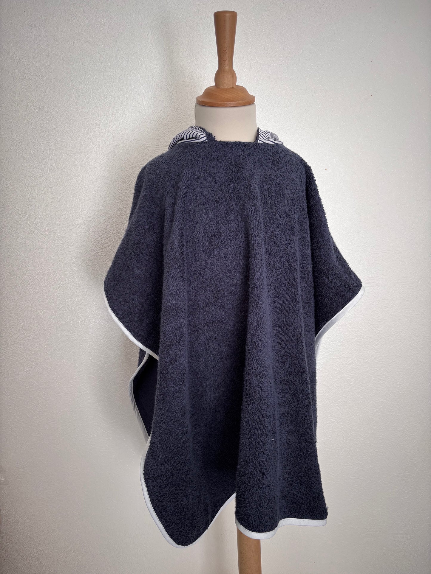 Poncho de bain enfant 3-5 ans - Vue de devant - Rayures bleu foncé Cam’coud