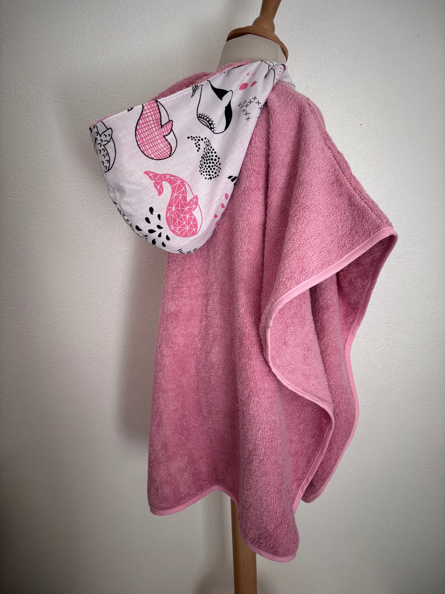 Poncho de bain enfant 3-5 ans - vue de dos -Baleines rose Cam’coud