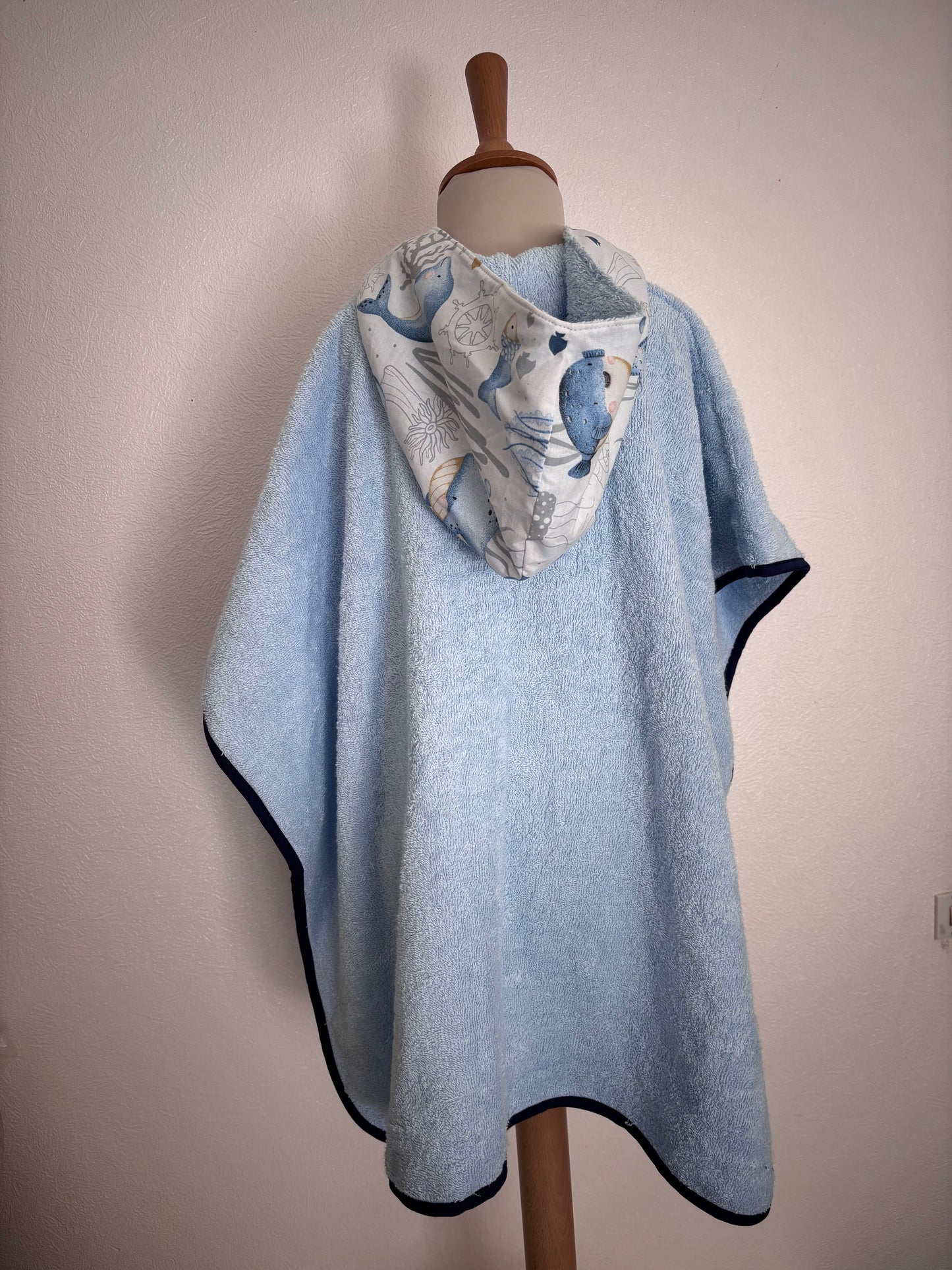 Poncho de bain enfant 3-5 ans - vue de dos- baleines bleues Cam’coud