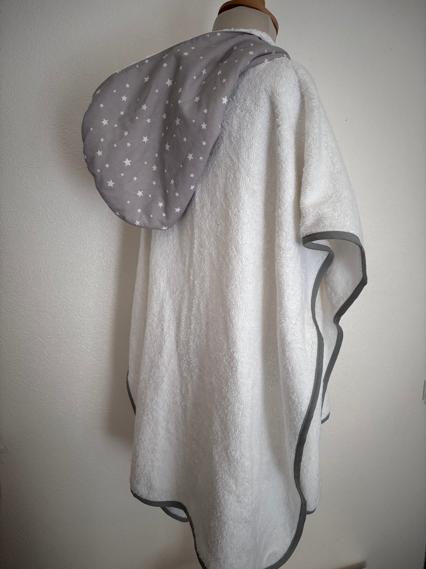 Poncho de bain enfant 6-9 ans vue de côté, coloris blanc et gris – Cam’coud