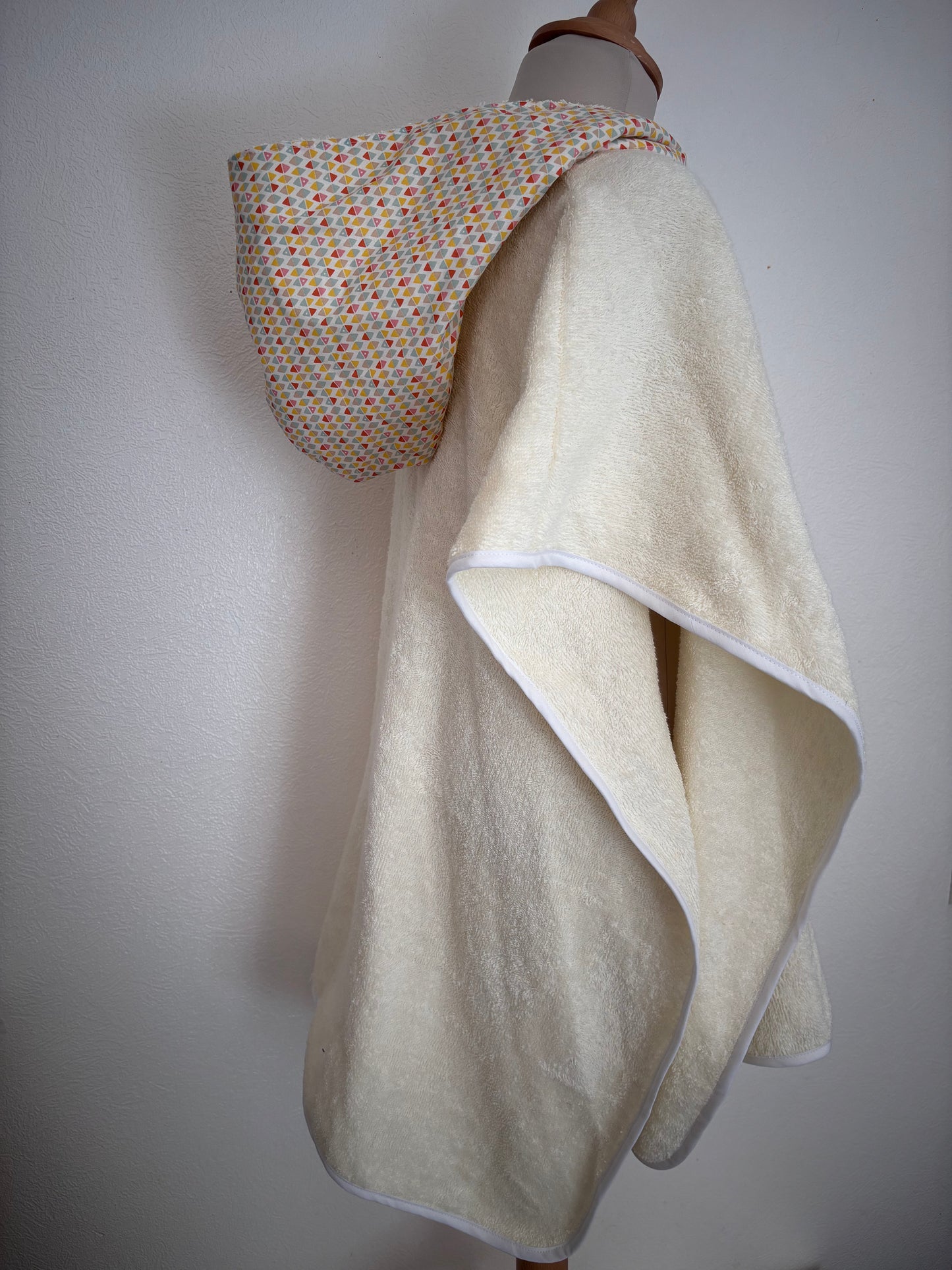 Poncho de bain enfant 6-9 ans vue de côté, coloris écru – Cam’coud