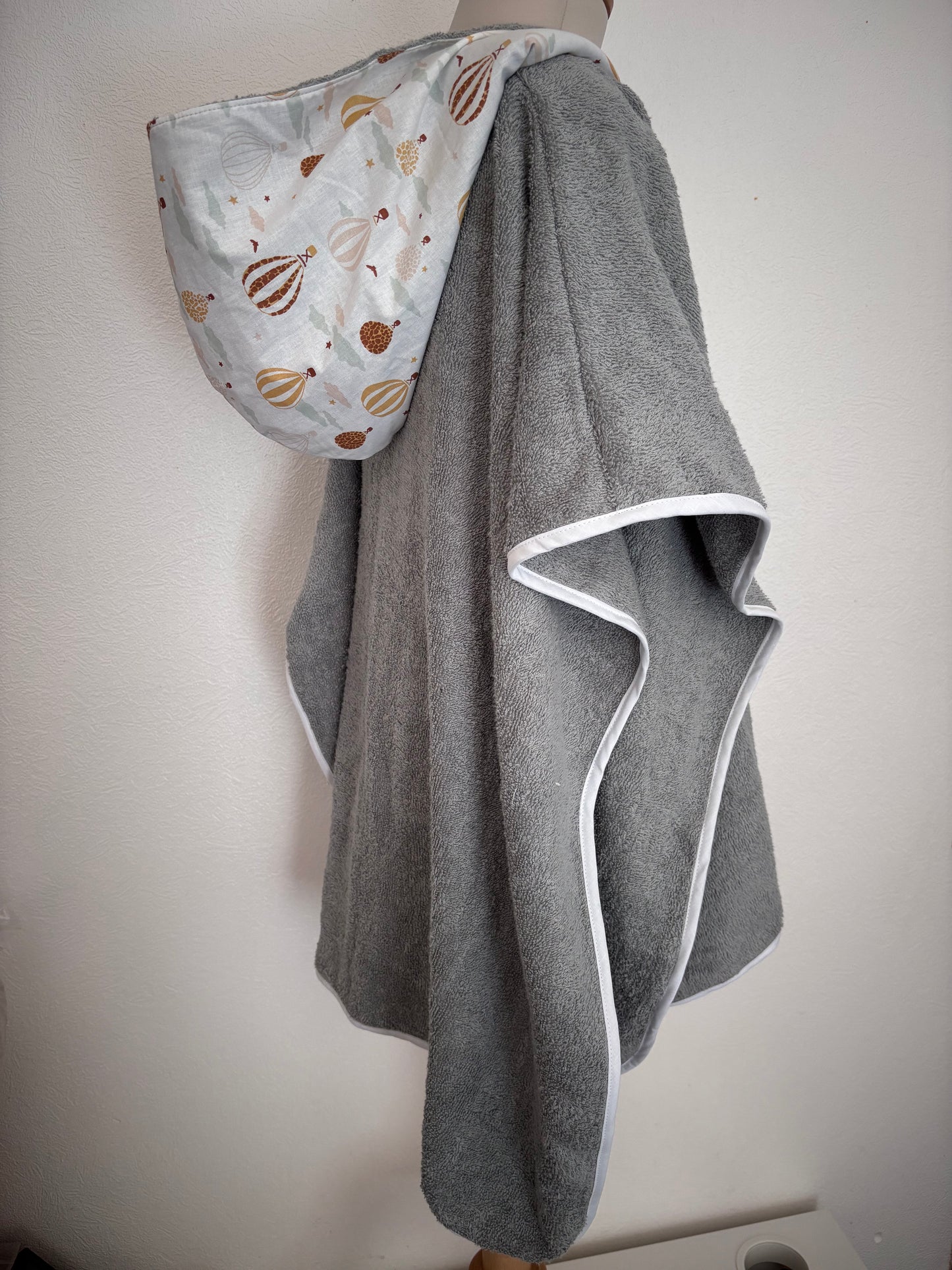 Poncho de bain enfant 6-9 ans vue de côté, coloris gris – Cam’coud