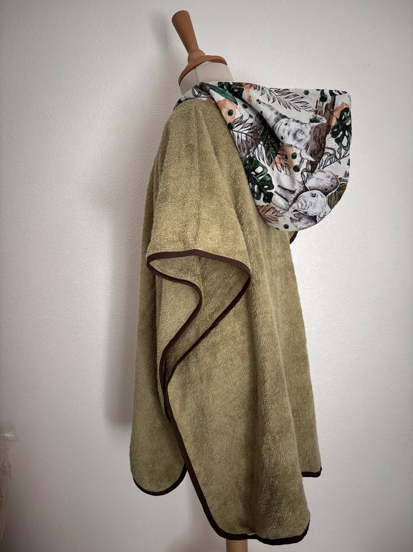 Poncho de bain enfant 6-9 ans vue de côté, coloris kaki – Cam’coud