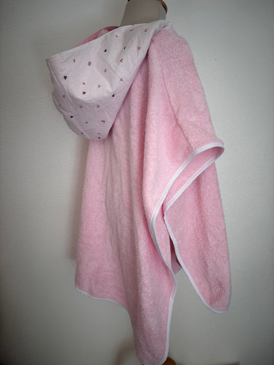 Poncho de bain enfant 6-9 ans vue de côté, coloris rose clair et coeurs– Cam’coud