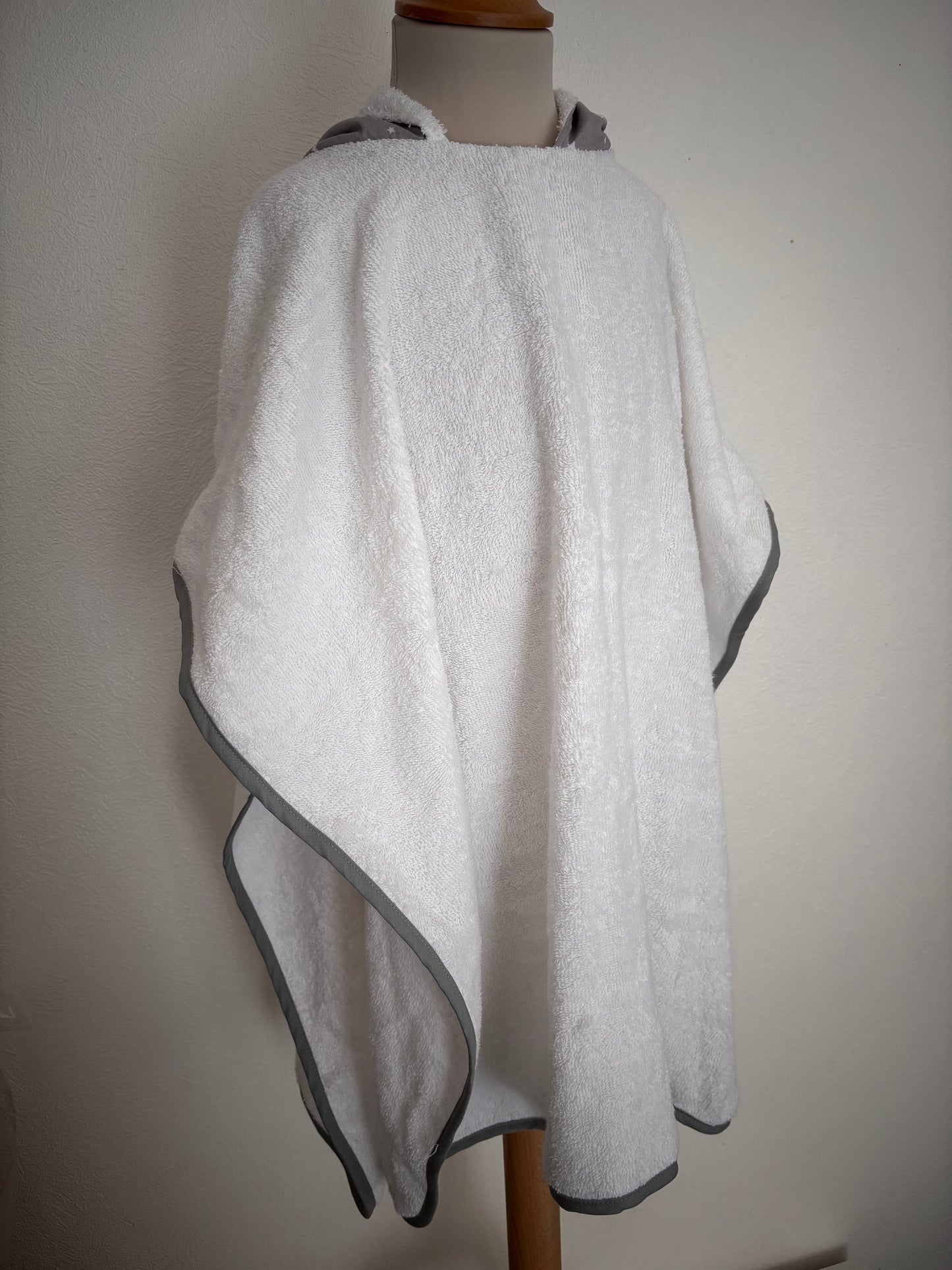 Poncho de bain enfant 6-9 ans vue de devant, coloris blanc et gris – Cam’coud