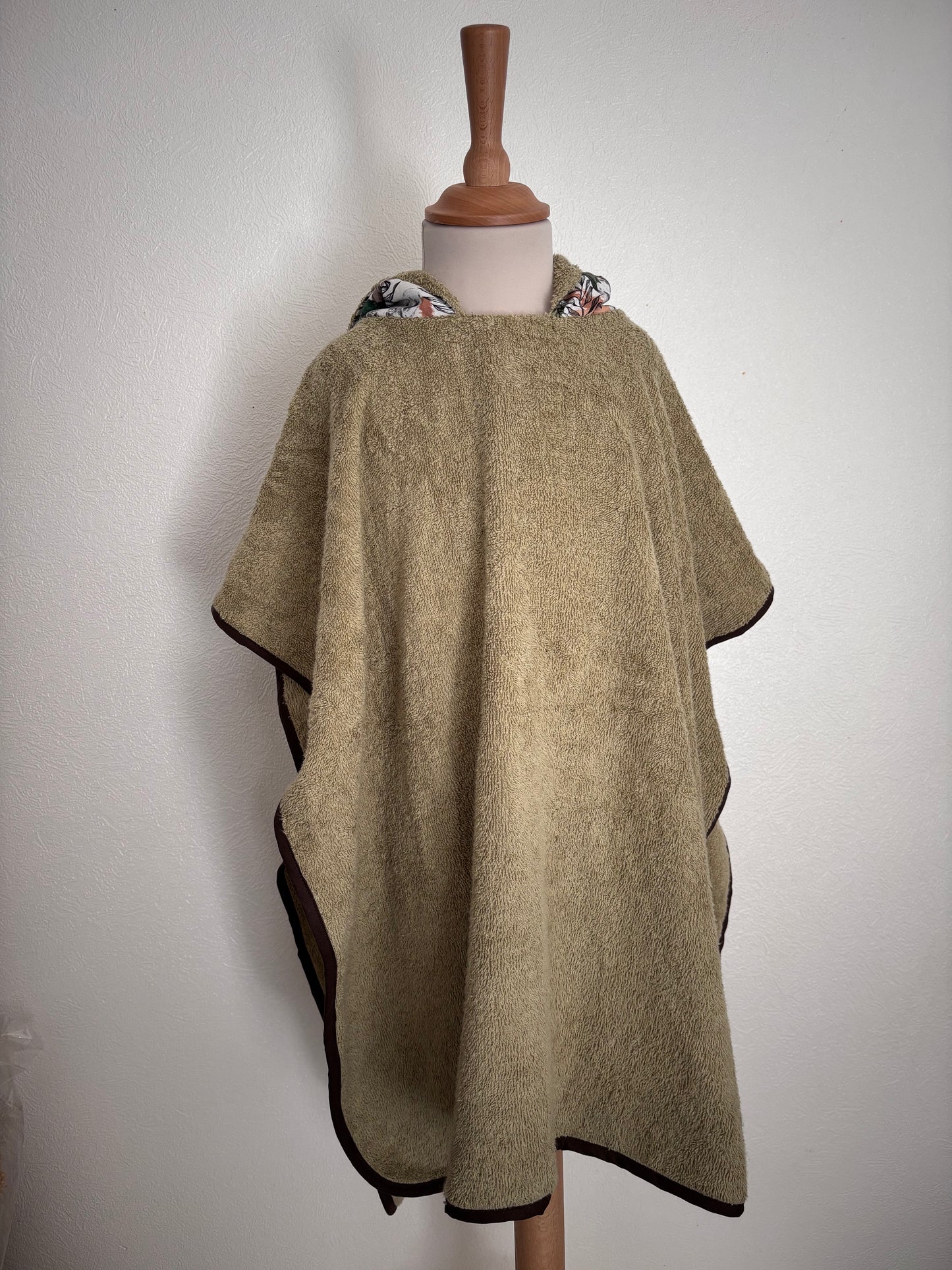 Poncho de bain enfant 6-9 ans vue de devant, coloris kaki – Cam’coud