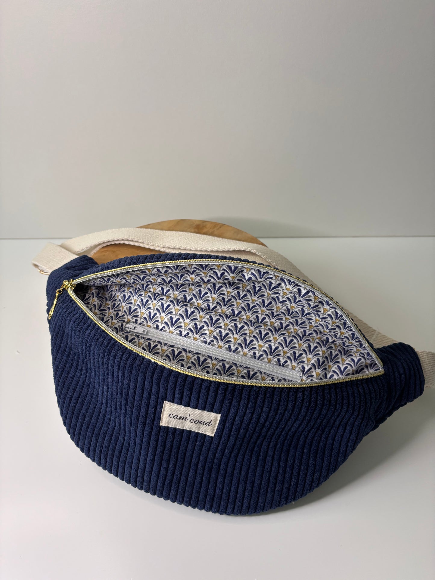 Sac banane en velours côtelé cousu main sur-mesure, personnalisable selon vos envies.