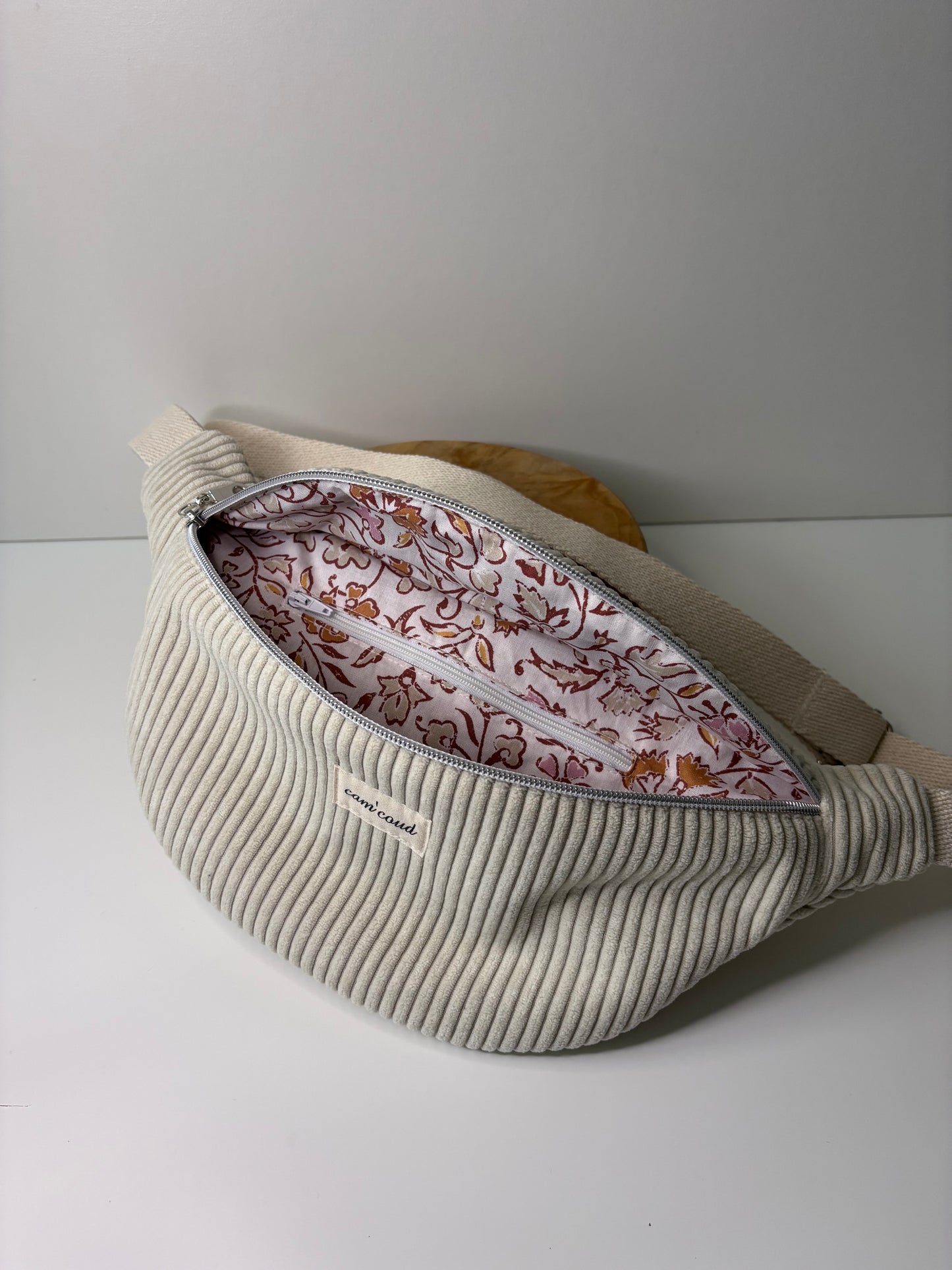 Sac banane en velours côtelé écru cousu main sur-mesure, personnalisable selon vos envies.