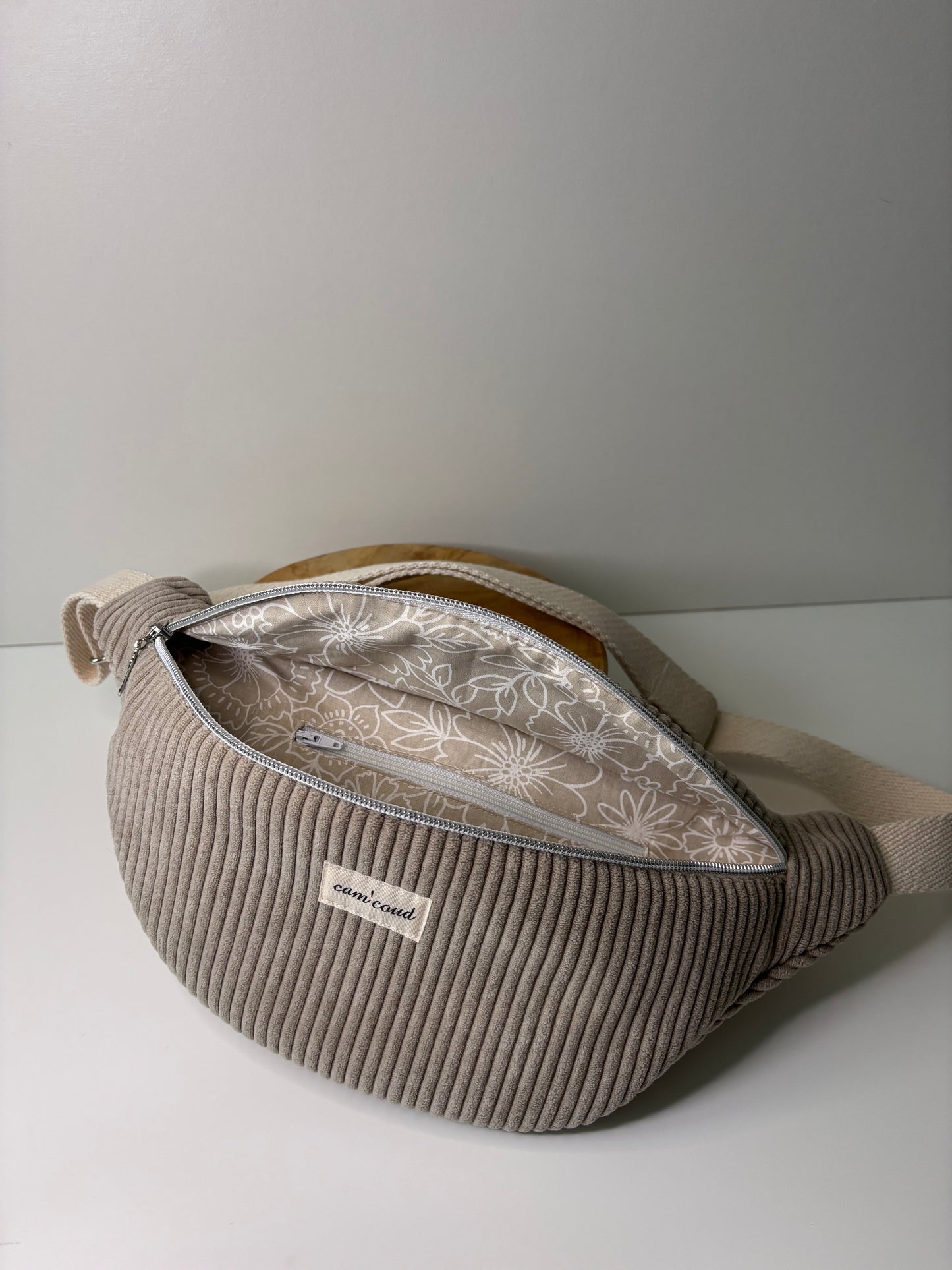 Sac banane en velours côtelé beige cousu main sur-mesure, personnalisable selon vos envies.