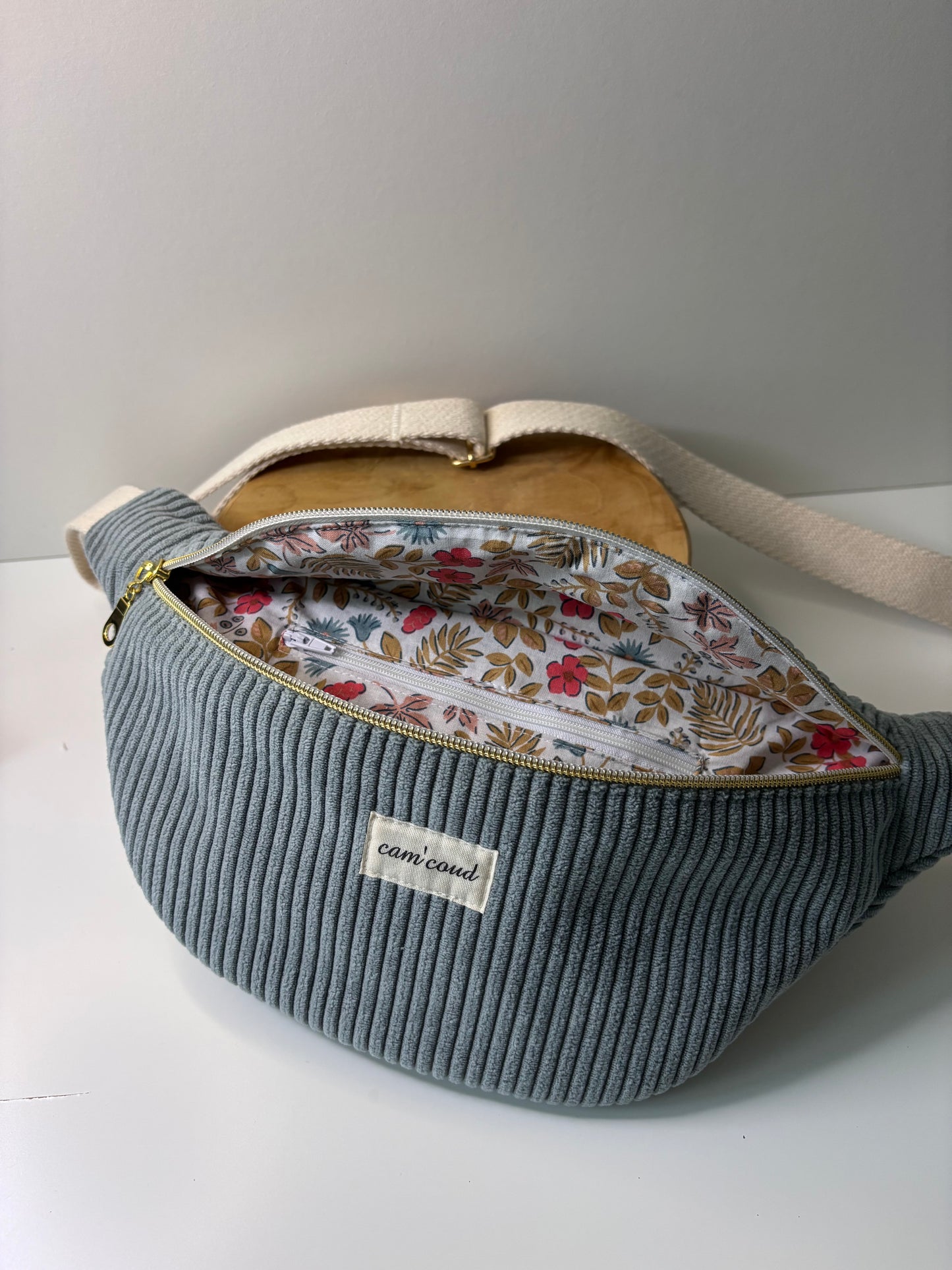 Sac banane en velours côtelé vert d'eau cousu main sur-mesure, personnalisable selon vos envies.