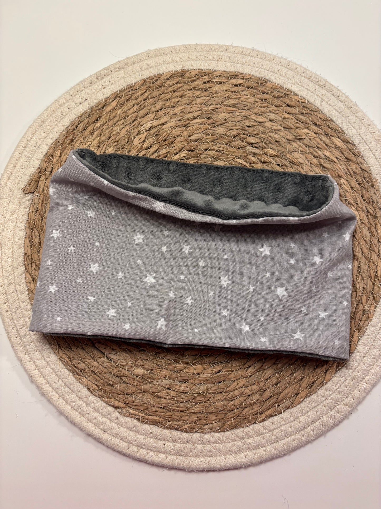 Tour de cou enfant taille unique, motif étoiles blanches sur fond gris, face coton et face minky gris, confortable et chaud