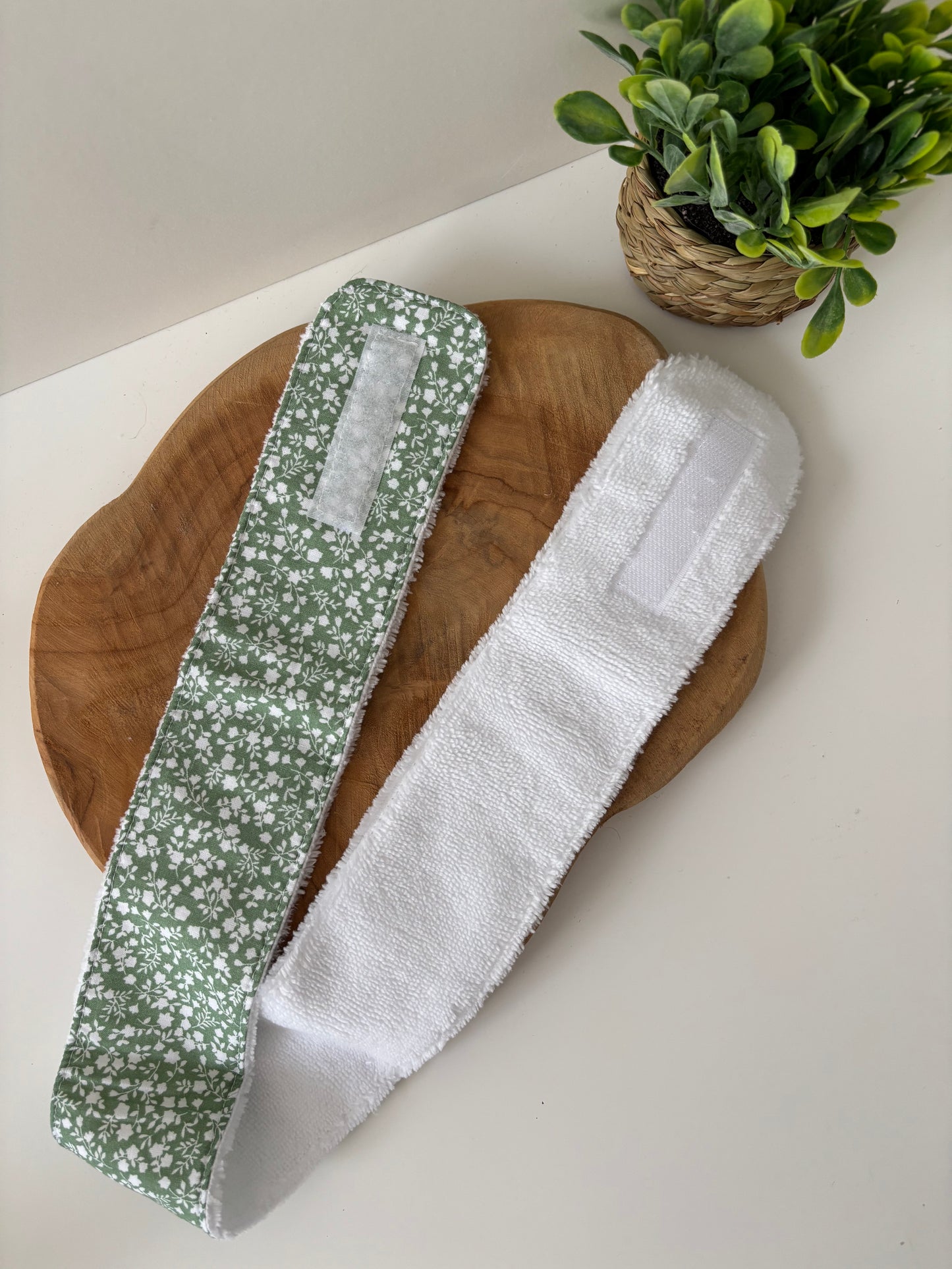Bandeau de soins Cam’coud motif fleurs blanches sur fond vert