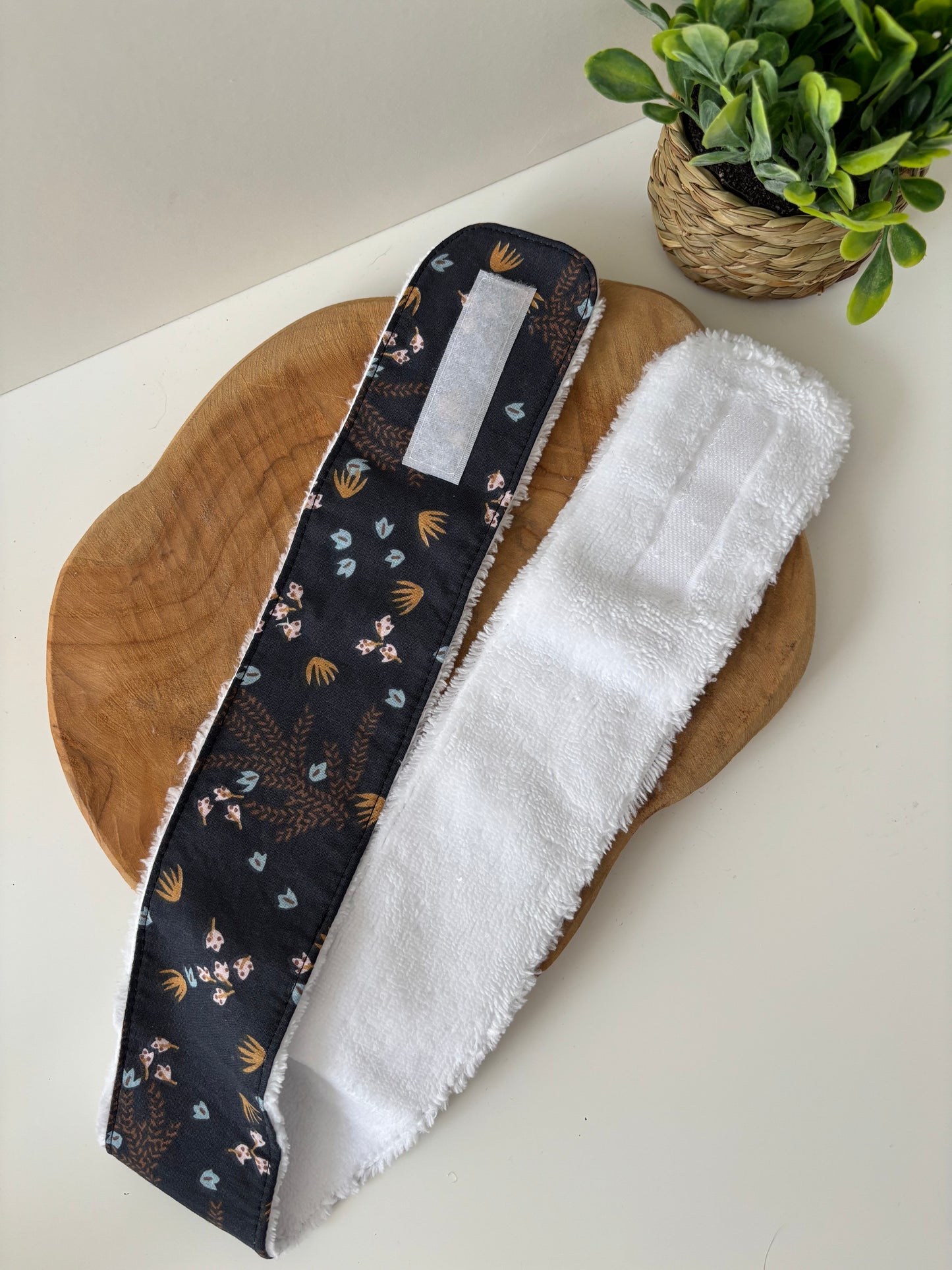 Bandeau de soins Cam’coud motif fleurs sur fond noir