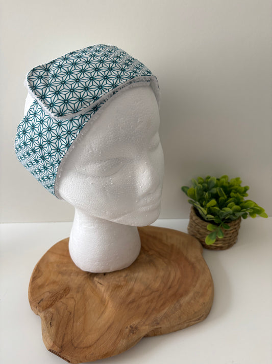 Bandeau de soins Cam’coud motif géométrique bleu porté