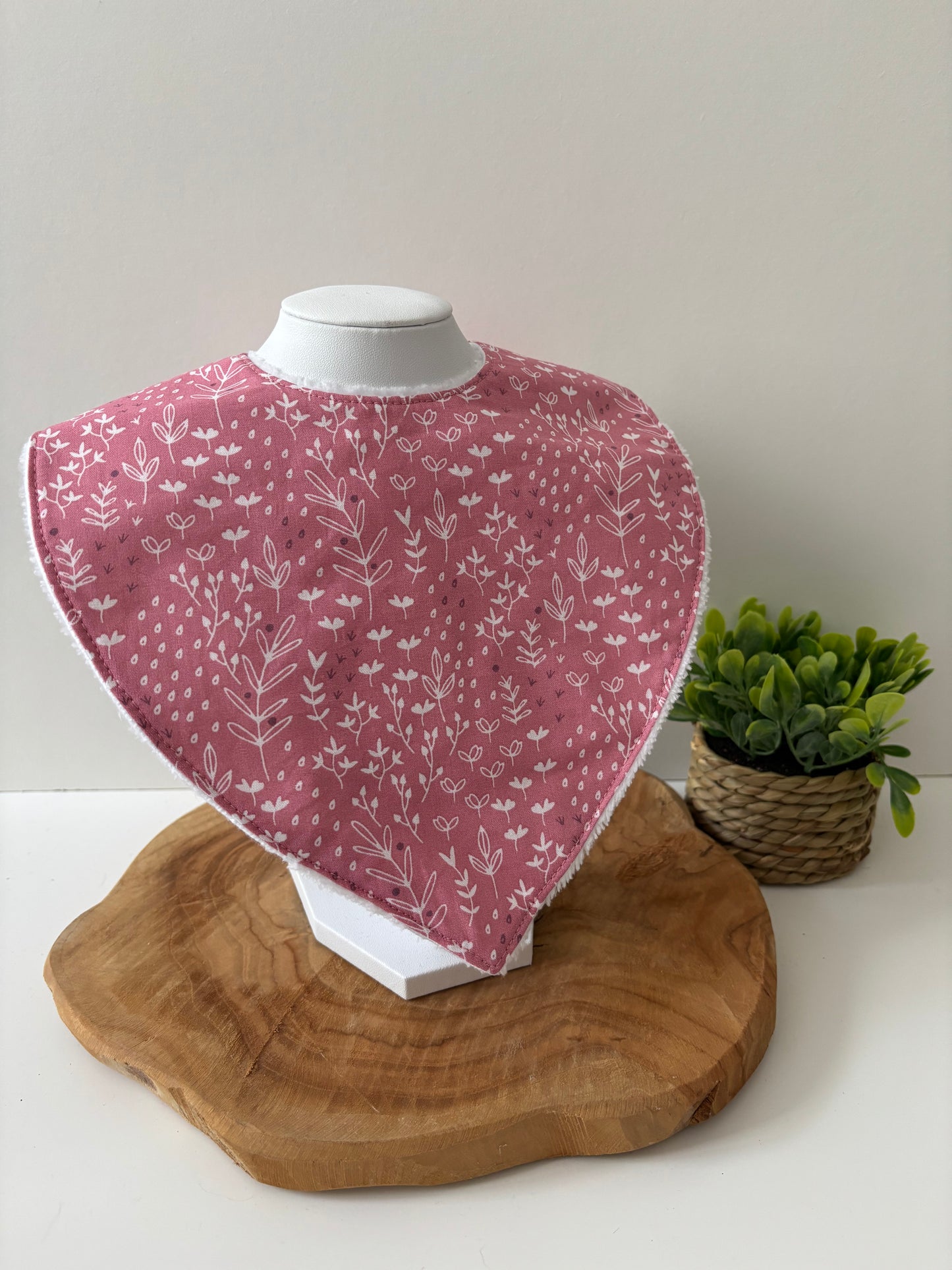 Bavoir bandana lavable pour bébé, motif fleurs blanches sur fond rose, doux et absorbant avec éponge de bambou, à utiliser sous surveillance d’un adulte
