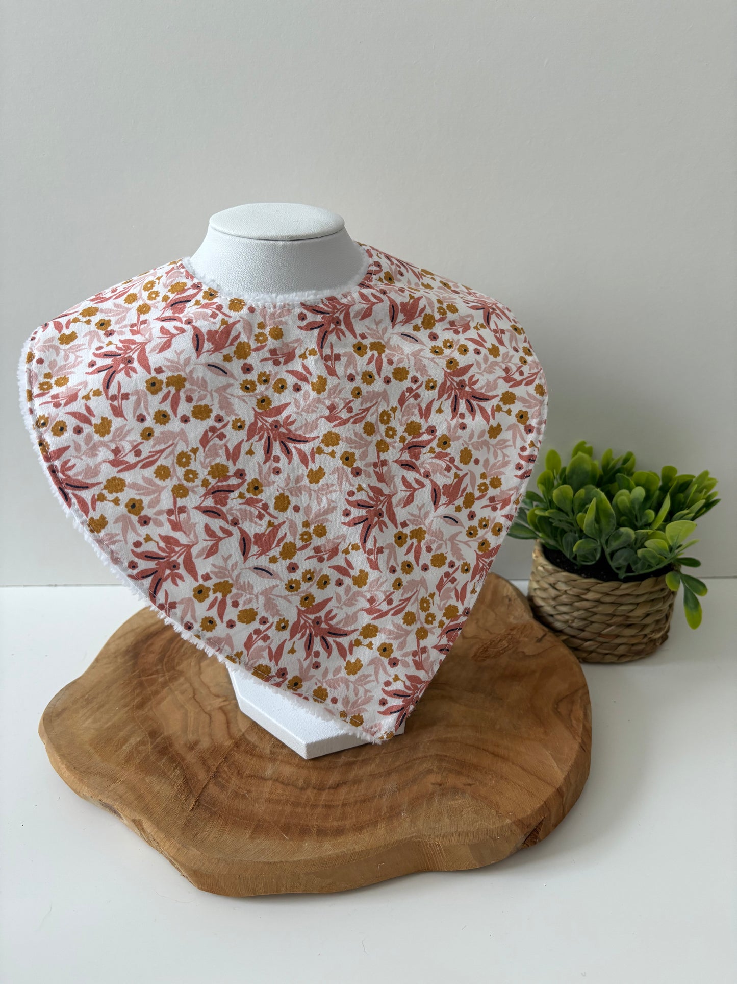Bavoir bandana lavable pour bébé, motif fleurs rose, doux et absorbant avec éponge de bambou, à utiliser sous surveillance d’un adulte
