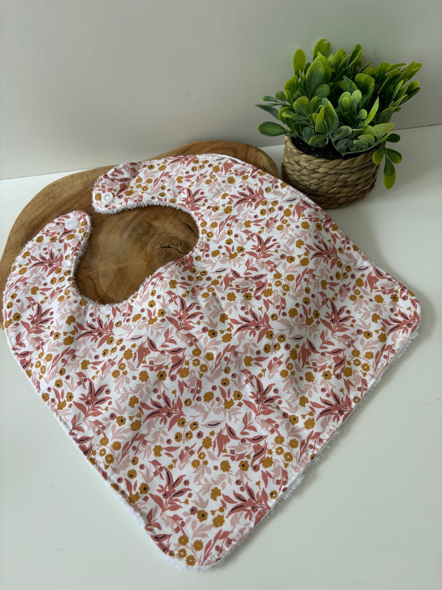 Bavoir classique lavable pour bébé, motif fleurs rose, face coton et éponge, à utiliser sous surveillance d’un adulte