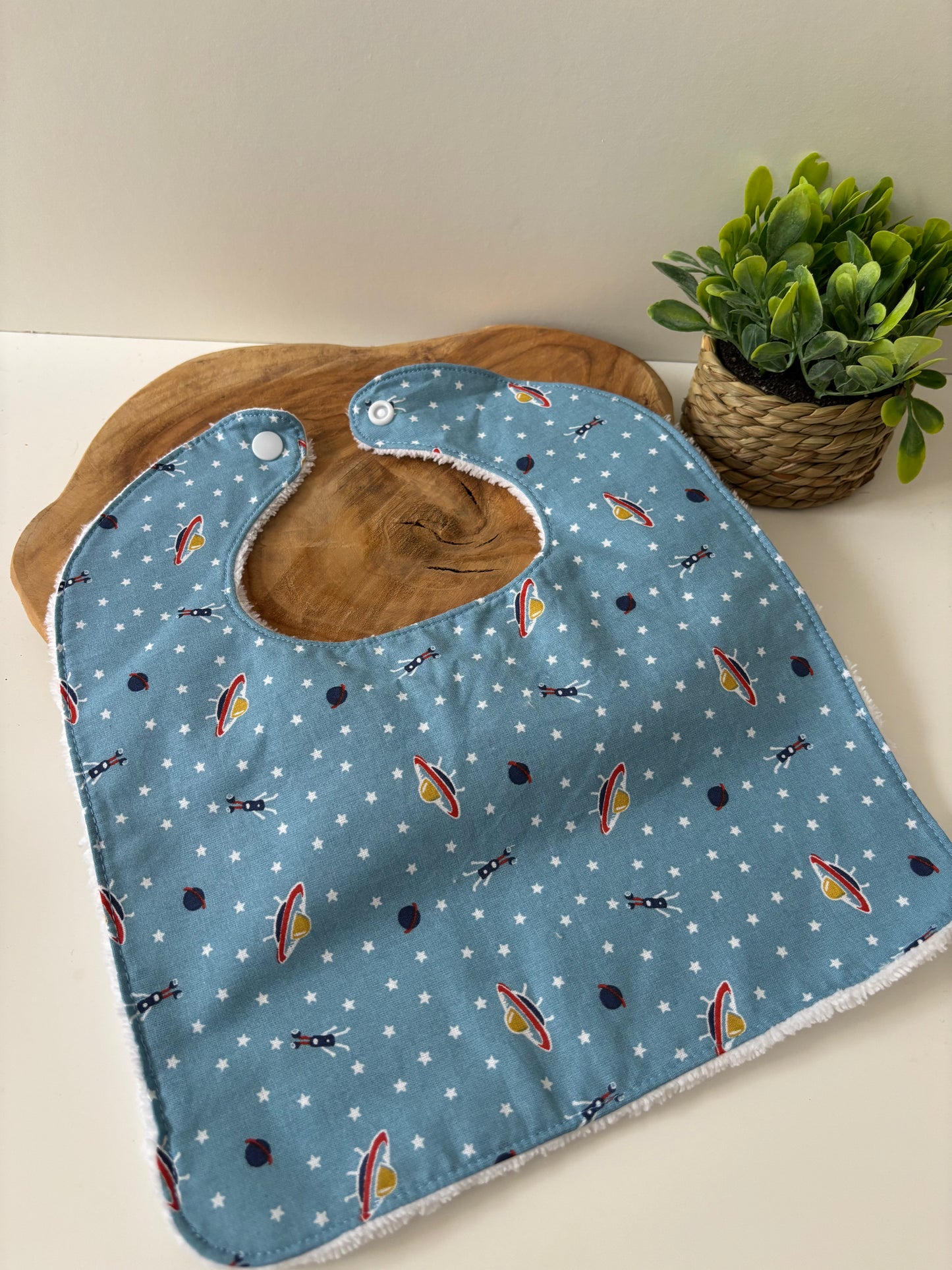 Bavoir classique lavable pour bébé, motif martien, face coton et éponge, à utiliser sous surveillance d’un adulte