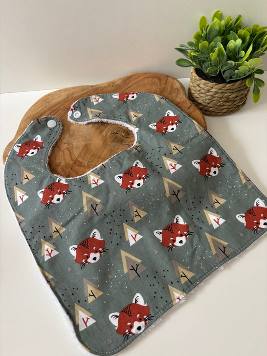 Bavoir classique lavable pour bébé, motif renards verts, face coton et éponge, à utiliser sous surveillance d’un adulte