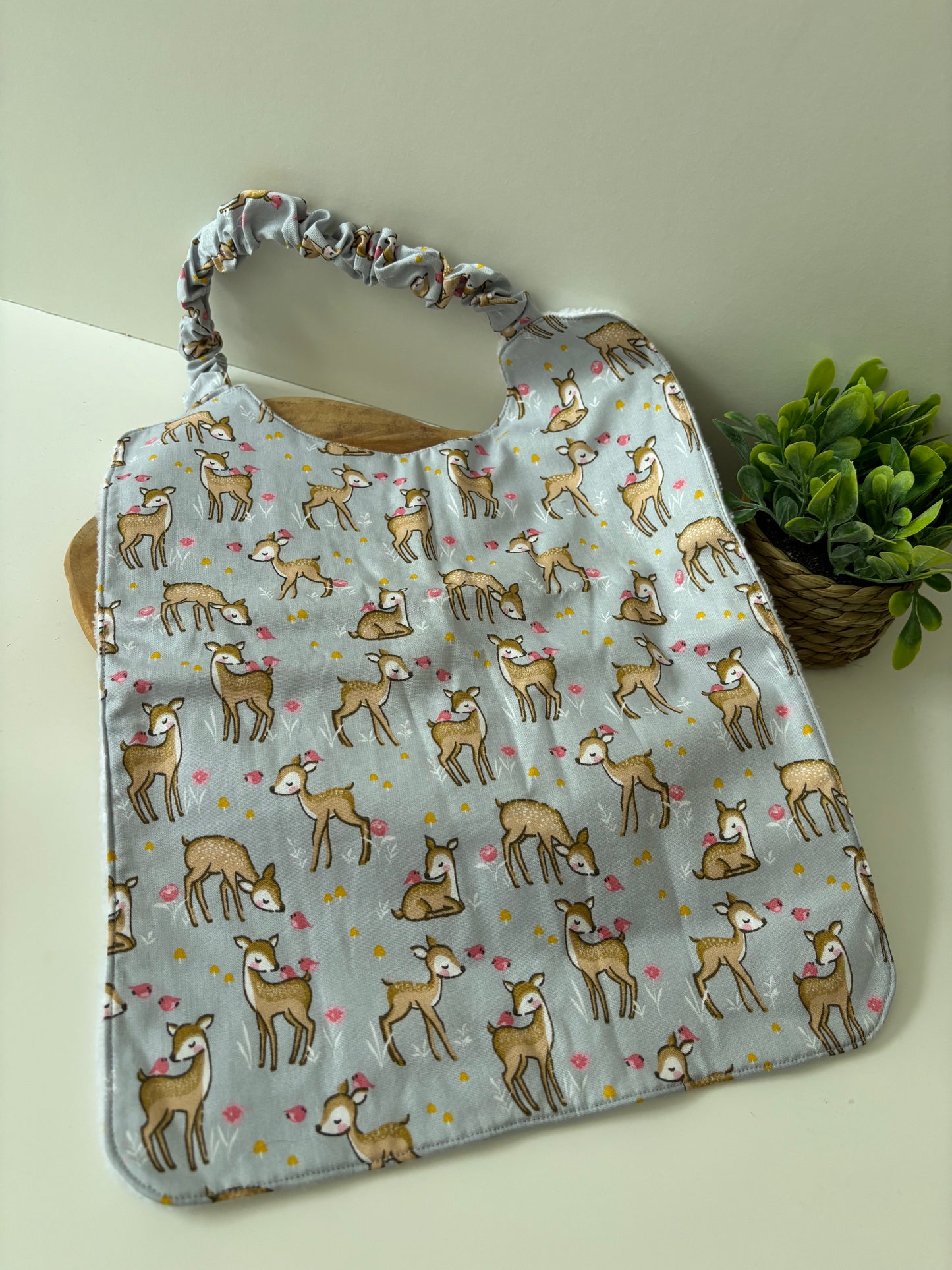 Bavoir maternelle élastiqué motif Biches – protection repas enfant