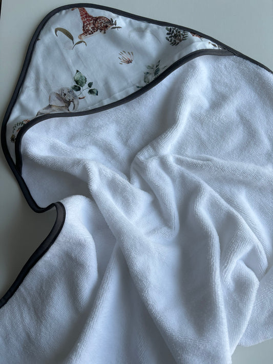 Cape de bain bébé douce et personnalisée, cousue main sur-mesure.