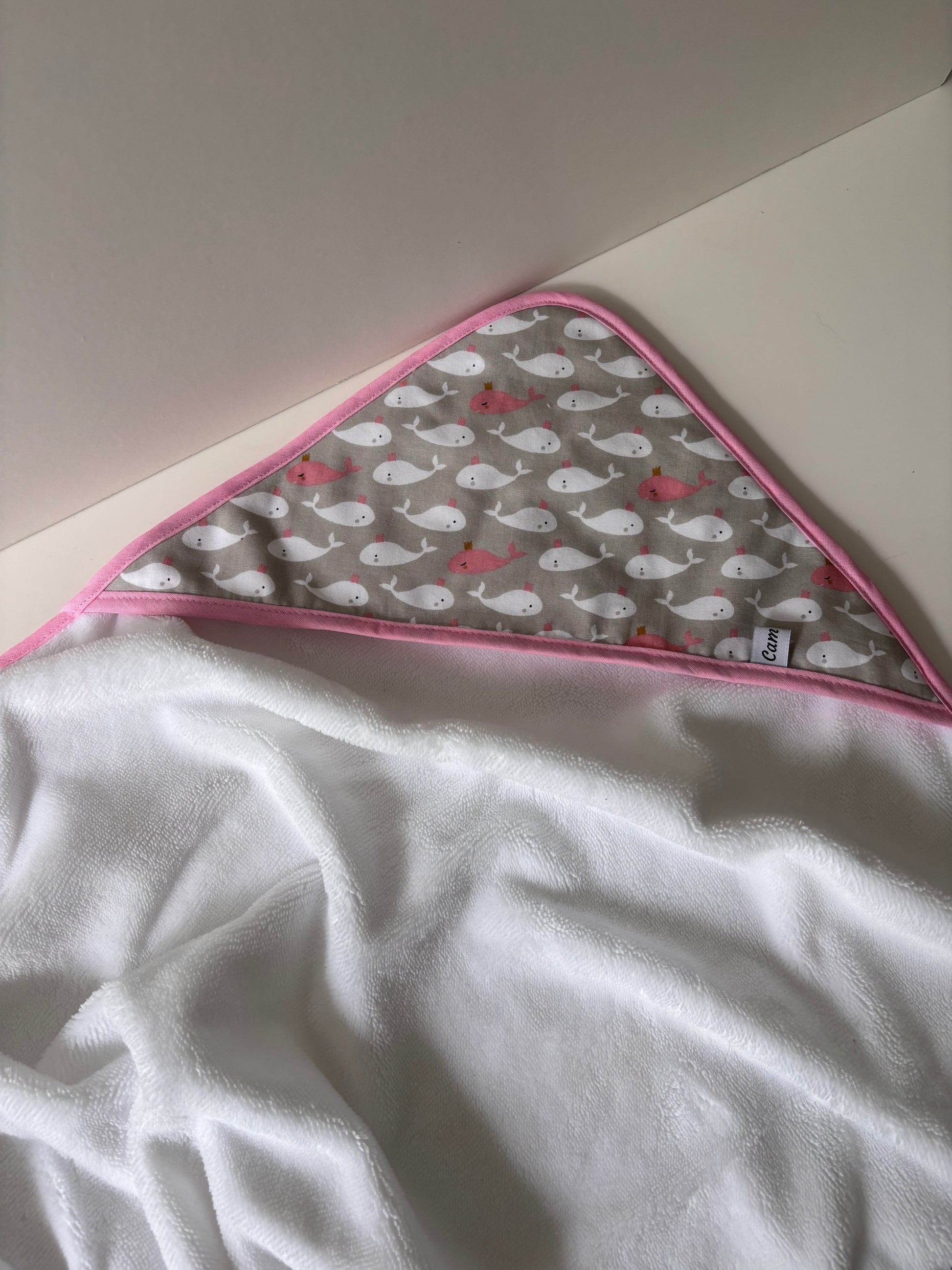 Serviette de bain bébé personnalisée, fabriquée en Bretagne.