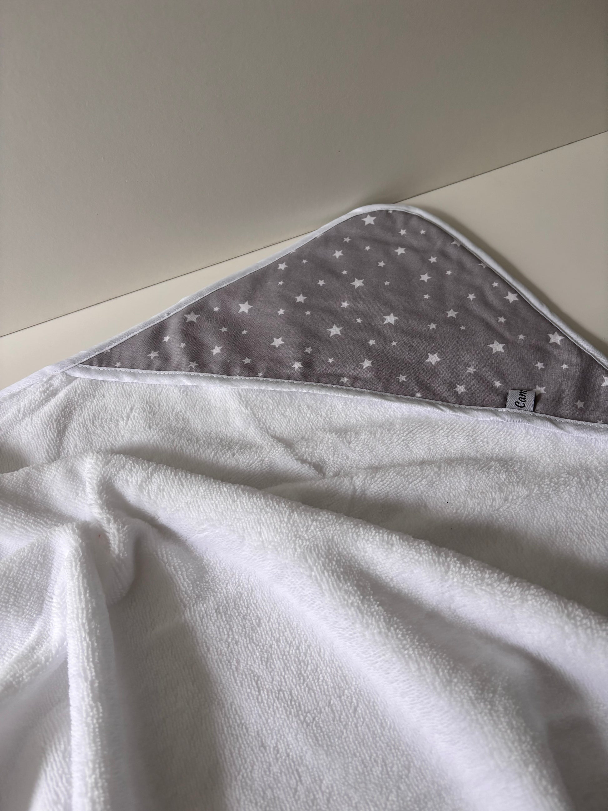 Cape de bain naissance sur-mesure, avec prénom personnalisé.