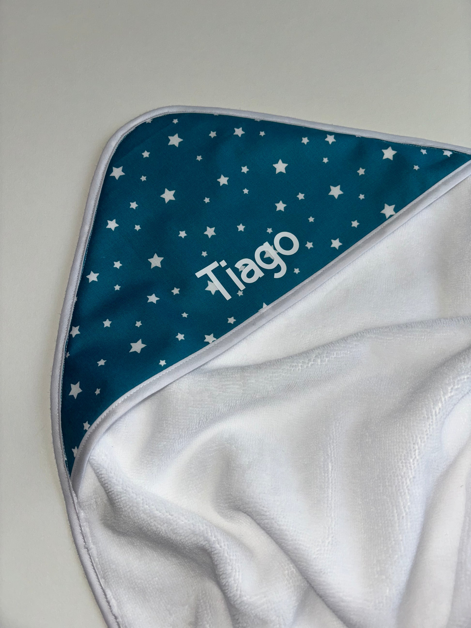 Cape de bain bébé unique, parfaite pour un cadeau naissance.
