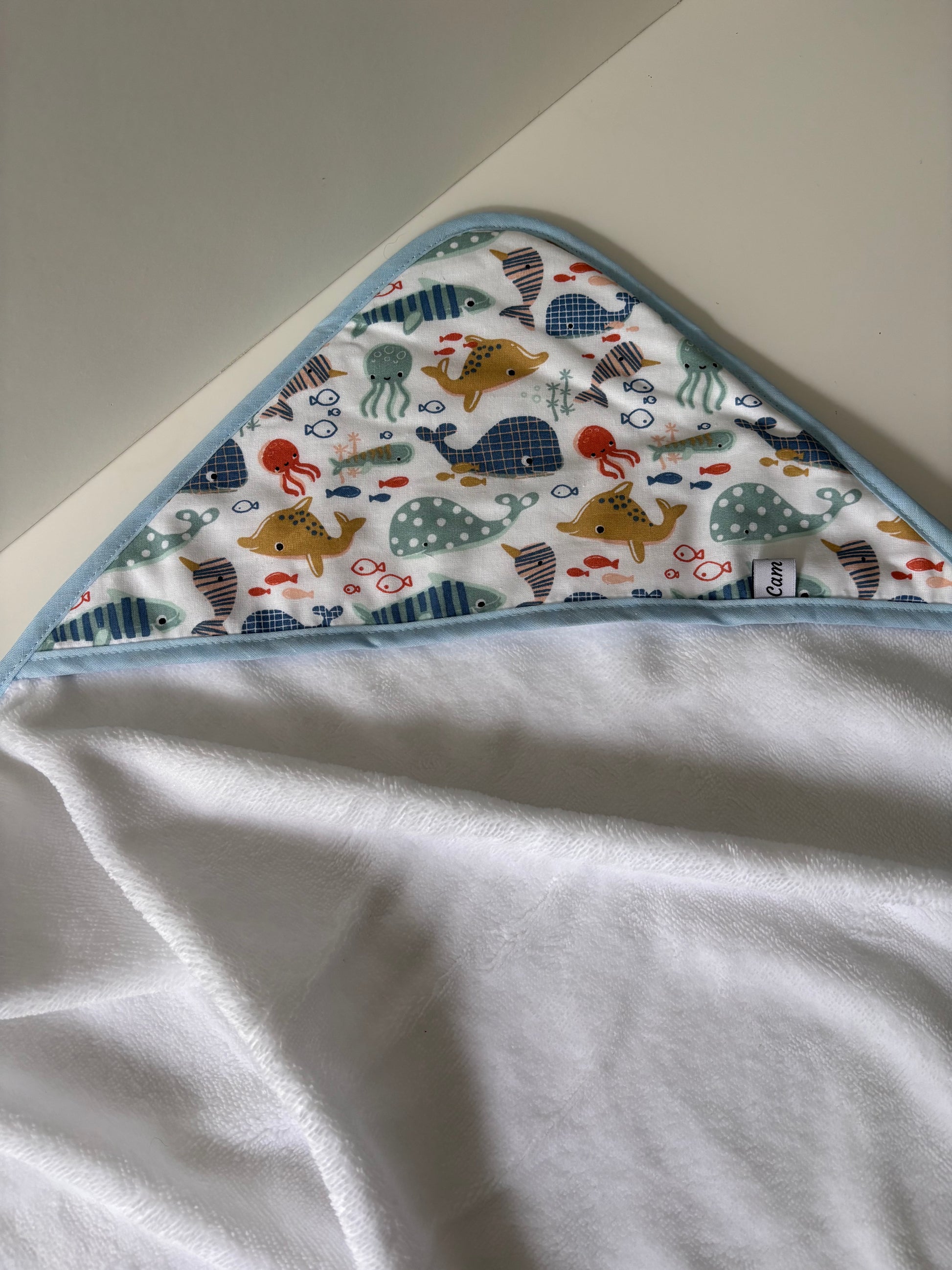 Cape de bain personnalisée, idéale pour le bain de bébé.