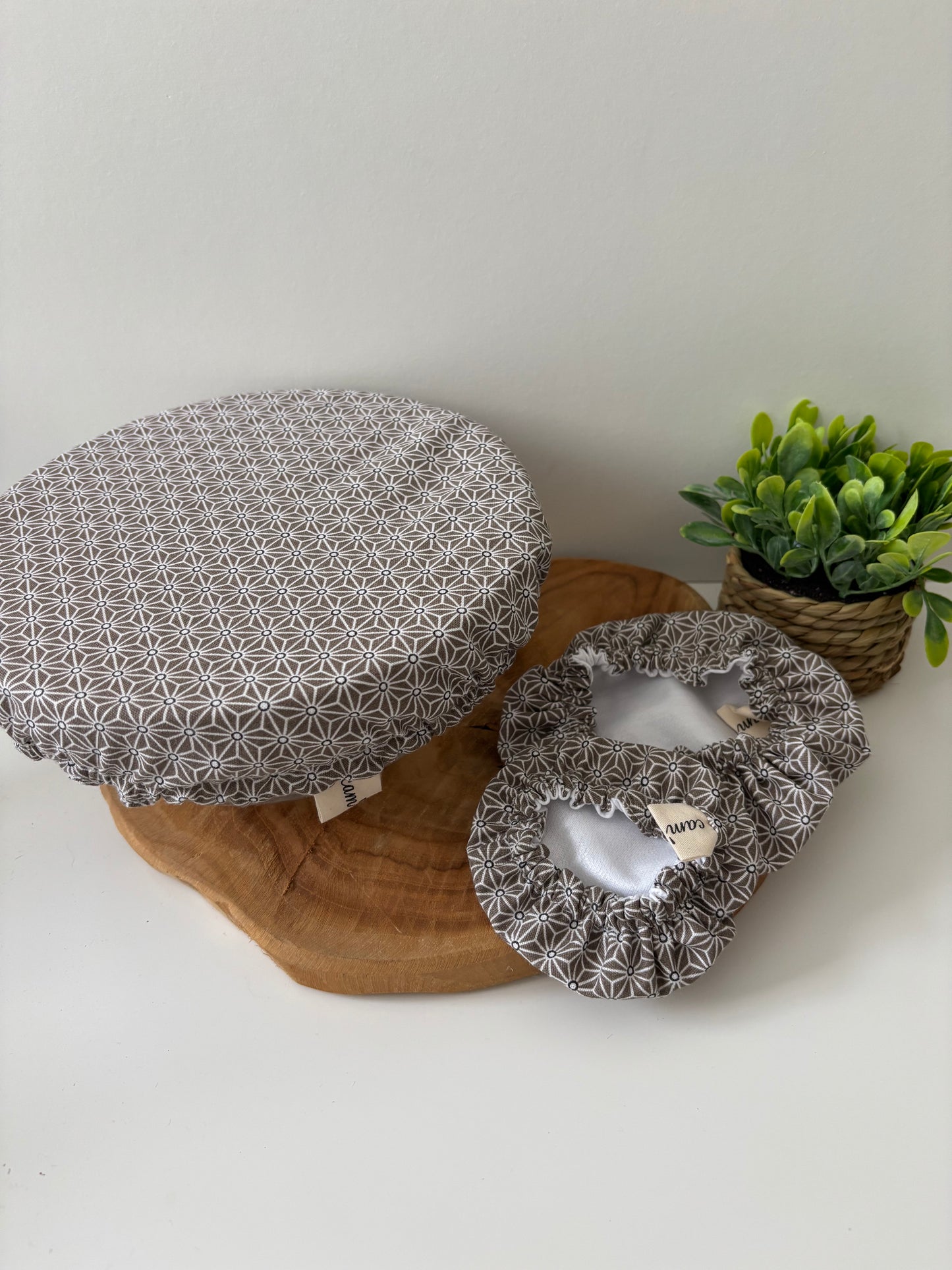 Charlottes à plat motif Géométrique taupe, tailles XS, S, M et L, intérieur PUL alimentaire, extérieur coton