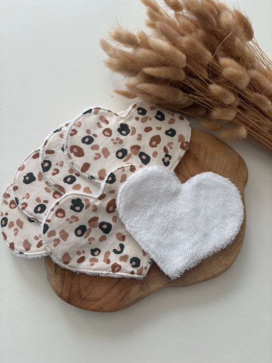Cotons lavables en forme de cœur motif léopard – lot de 6, réutilisables et doux.