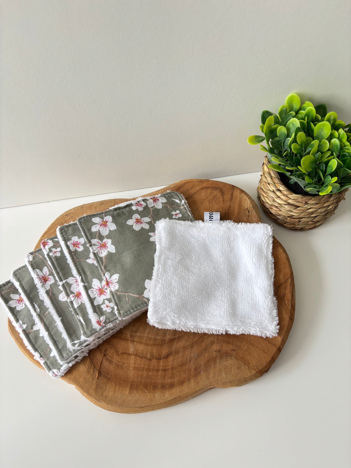 Lot de 7 cotons lavables motif fleurs d’amandier, dos blanc
