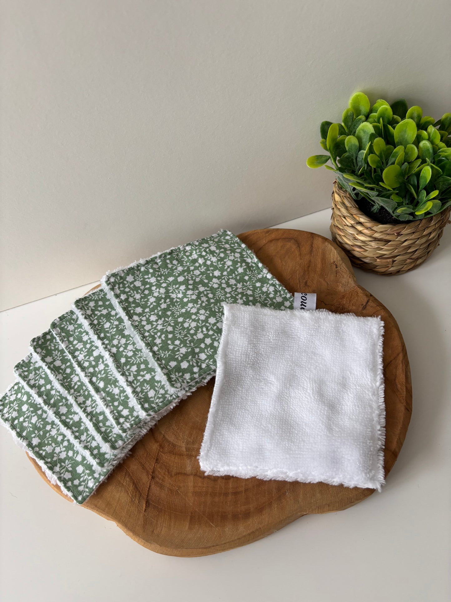 Lot de 7 cotons lavables motif fleurs blanches fond vert, dos blanc